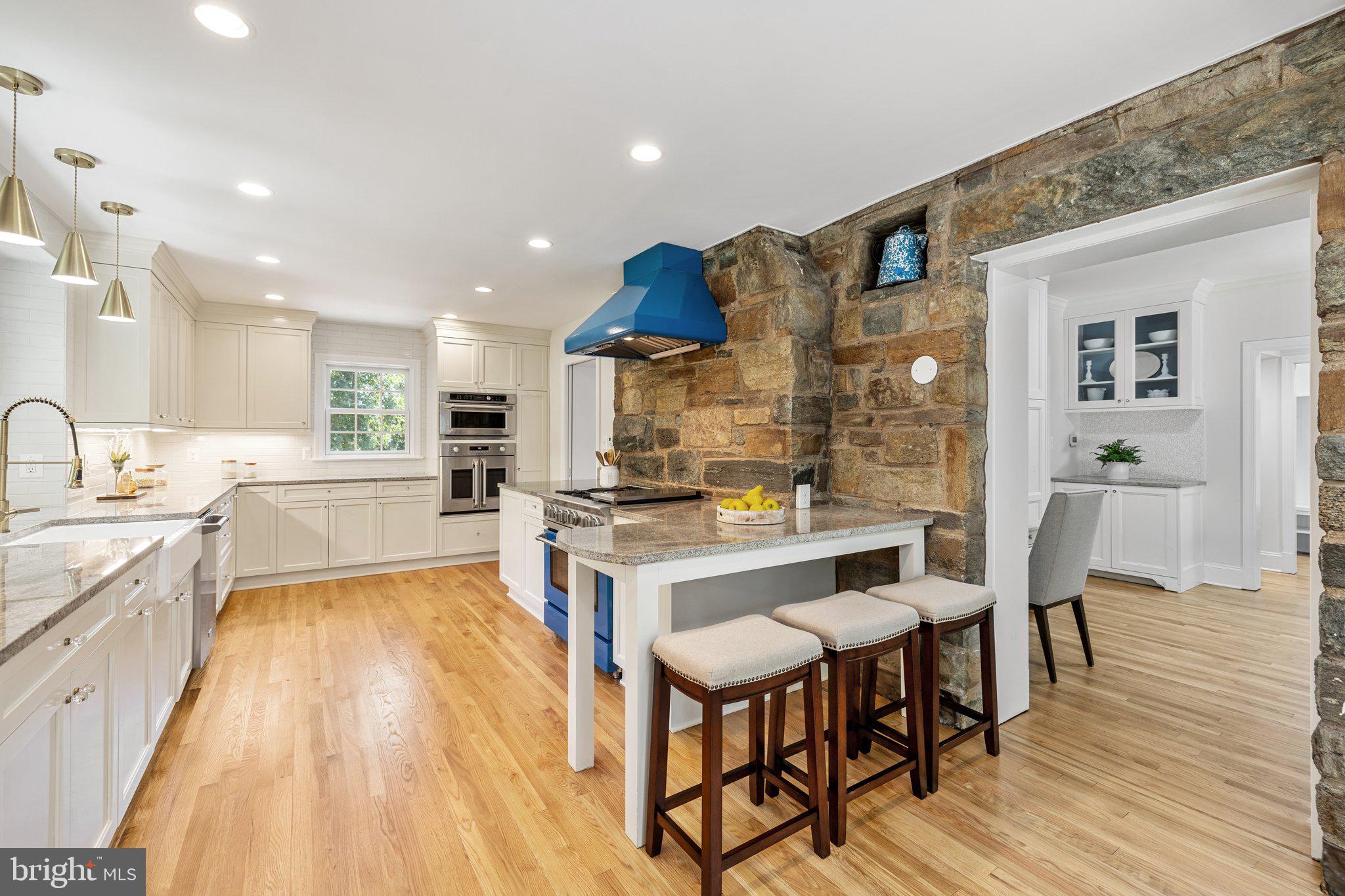 COUNTRY CLUB - Residential