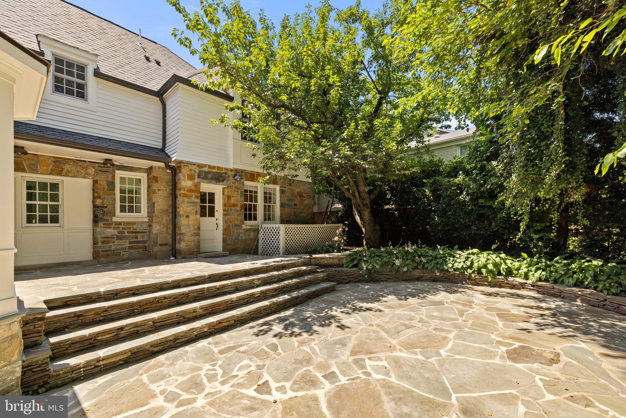 COUNTRY CLUB - Residential