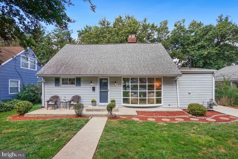 Photo of 322 Cedar Lane, ROCKVILLE, MD 20851 (MLS # MDMC2194918)