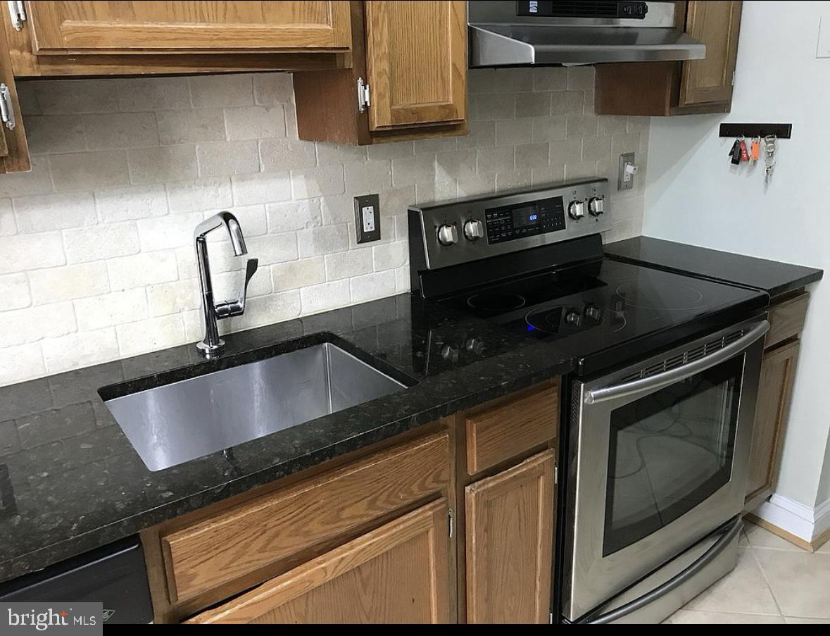 COMMONS OF ARLINGTON - Residential Lease