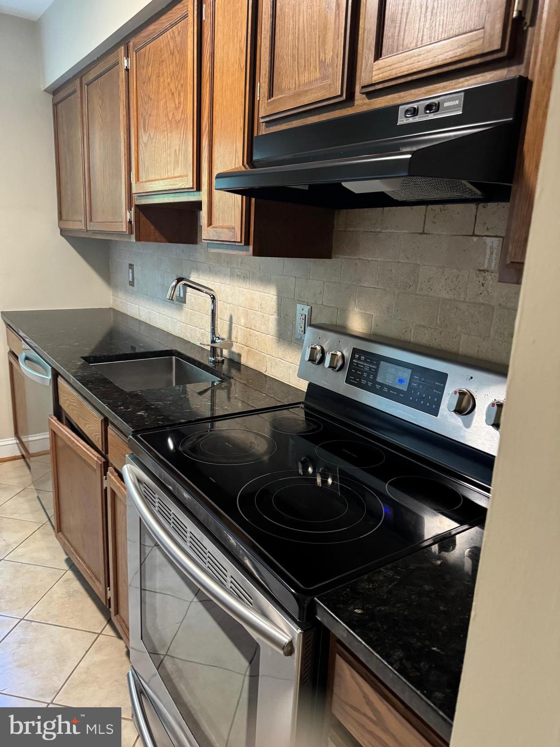 COMMONS OF ARLINGTON - Residential Lease