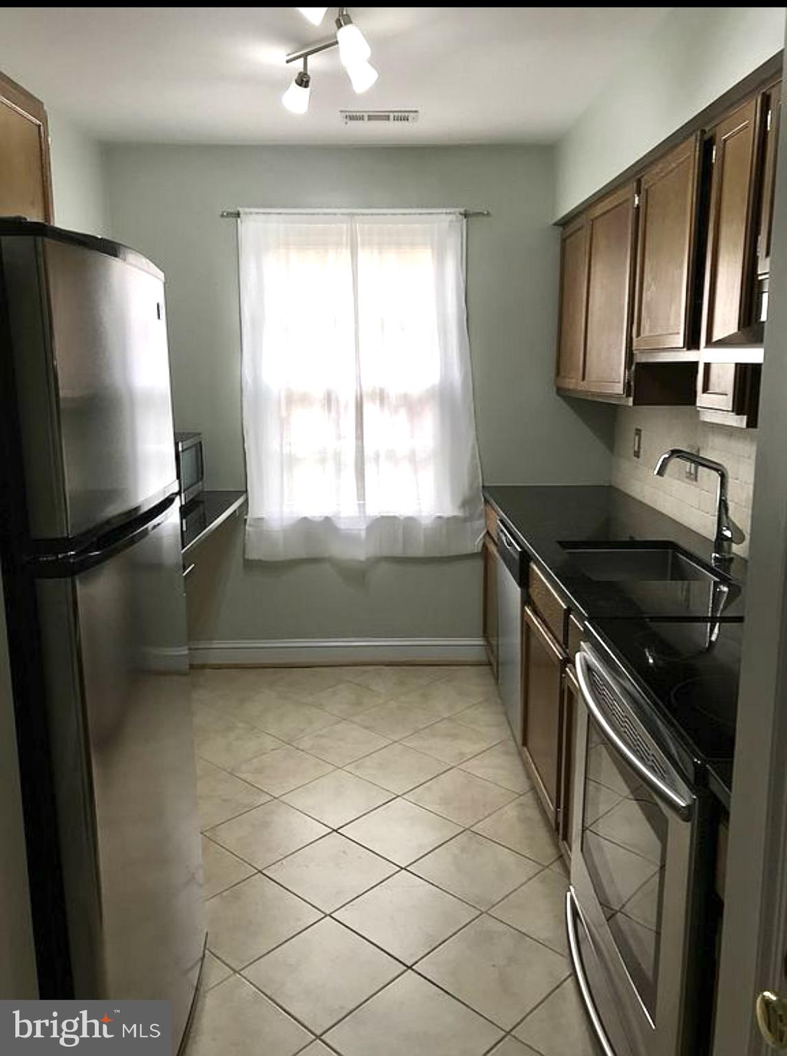 COMMONS OF ARLINGTON - Residential Lease