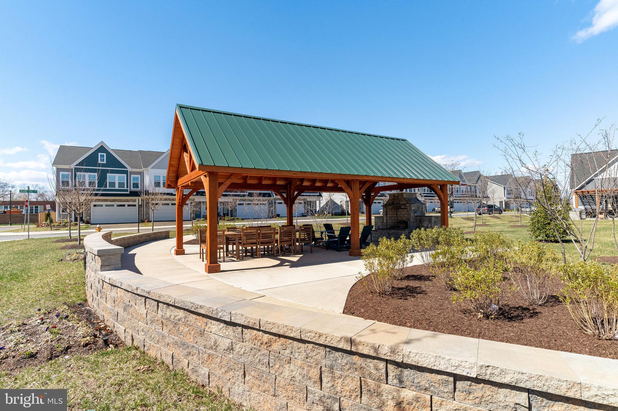 ROBINSON MANOR - Residential