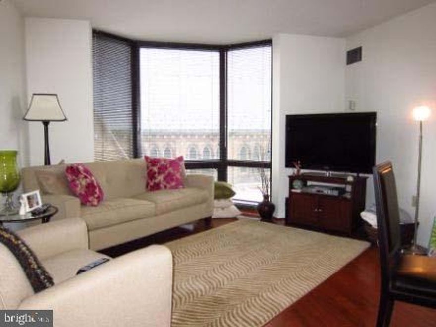 This one bedroom, one bathroom unit in the Wanamaker House is just steps from Rittenhouse Square, shopping, and restaurants. The sun-filled unit features city views, laminate wood flooring, a spacious living room, a walk-in closet, a large bedroom, and plenty of storage space. The building offers a community room, fitness center, roof top pool, and 24-hour concierge.