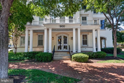 Photo of 900 N Washington Street #302E, ALEXANDRIA, VA 22314 (MLS # VAAX2066366)