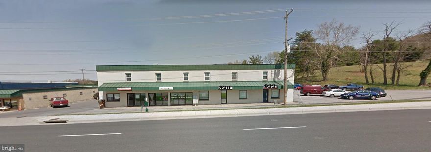 Excellent visibility and well maintained! End unit suitable for numerous types of businesses.  Unit 922 consist of +/-1,500 sq.ft. of open space with 2 ADA compliant bathrooms, central heating and AC.  Owner provides water/sewer and trash.  Electric separately metered.