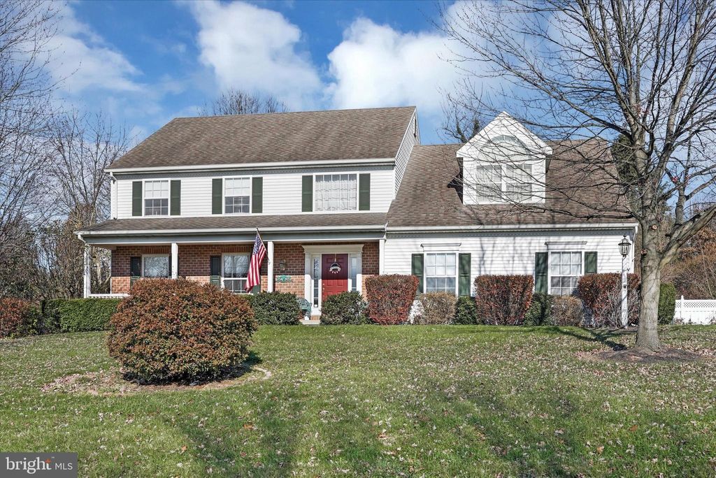 Photo of 27 ROYAL DR, LITITZ, PA 17543 (MLS # PALA2028348)