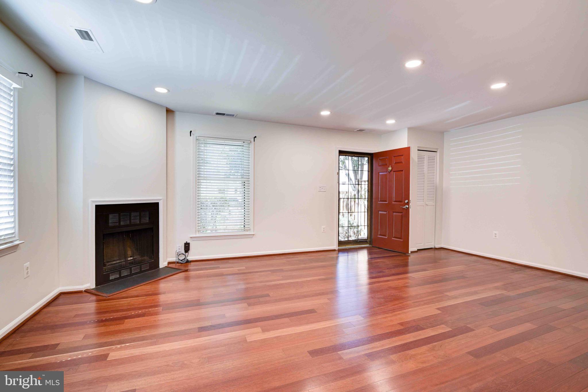 STAFFORD SQUARE - Residential Lease