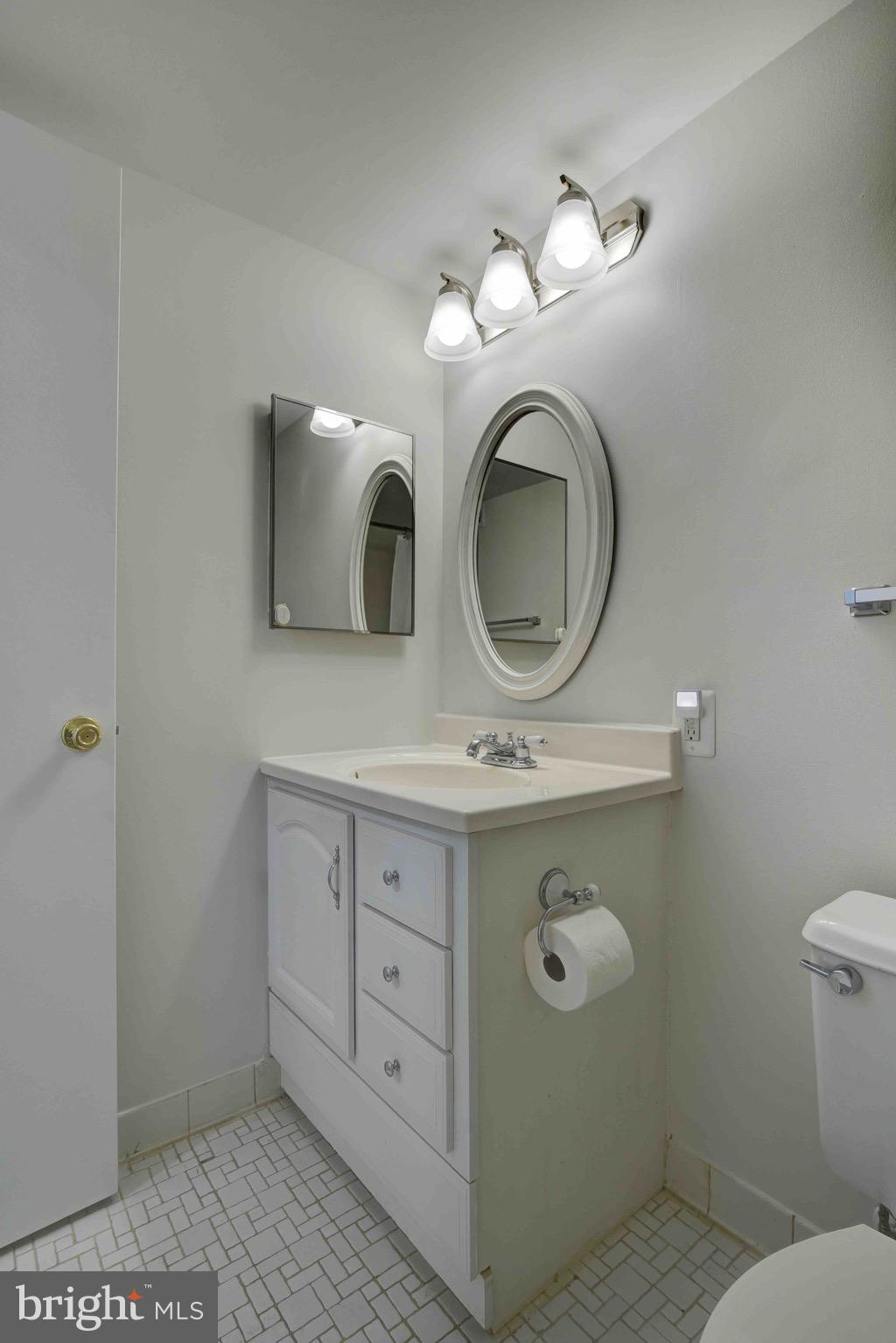 STAFFORD SQUARE - Residential Lease