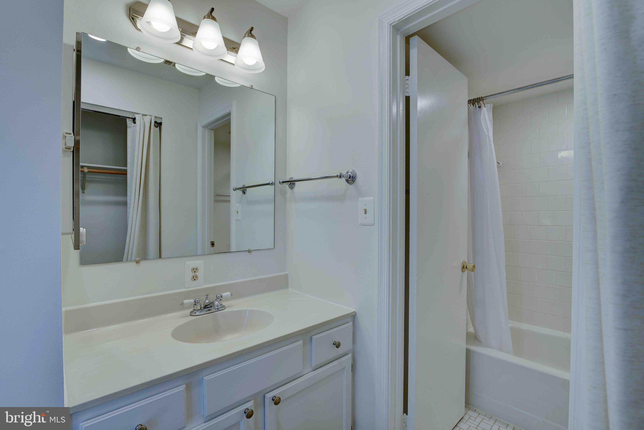 STAFFORD SQUARE - Residential Lease