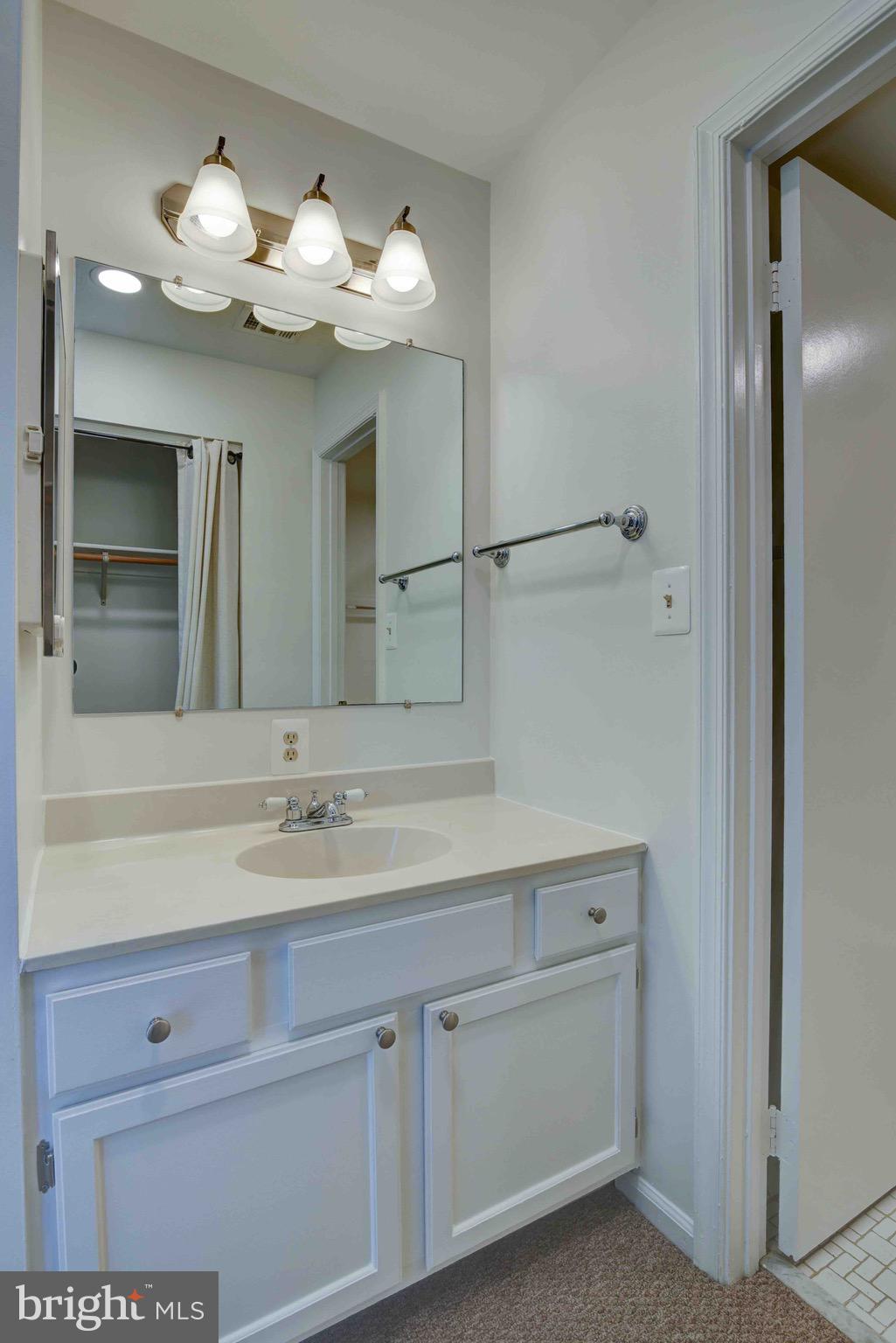 STAFFORD SQUARE - Residential Lease