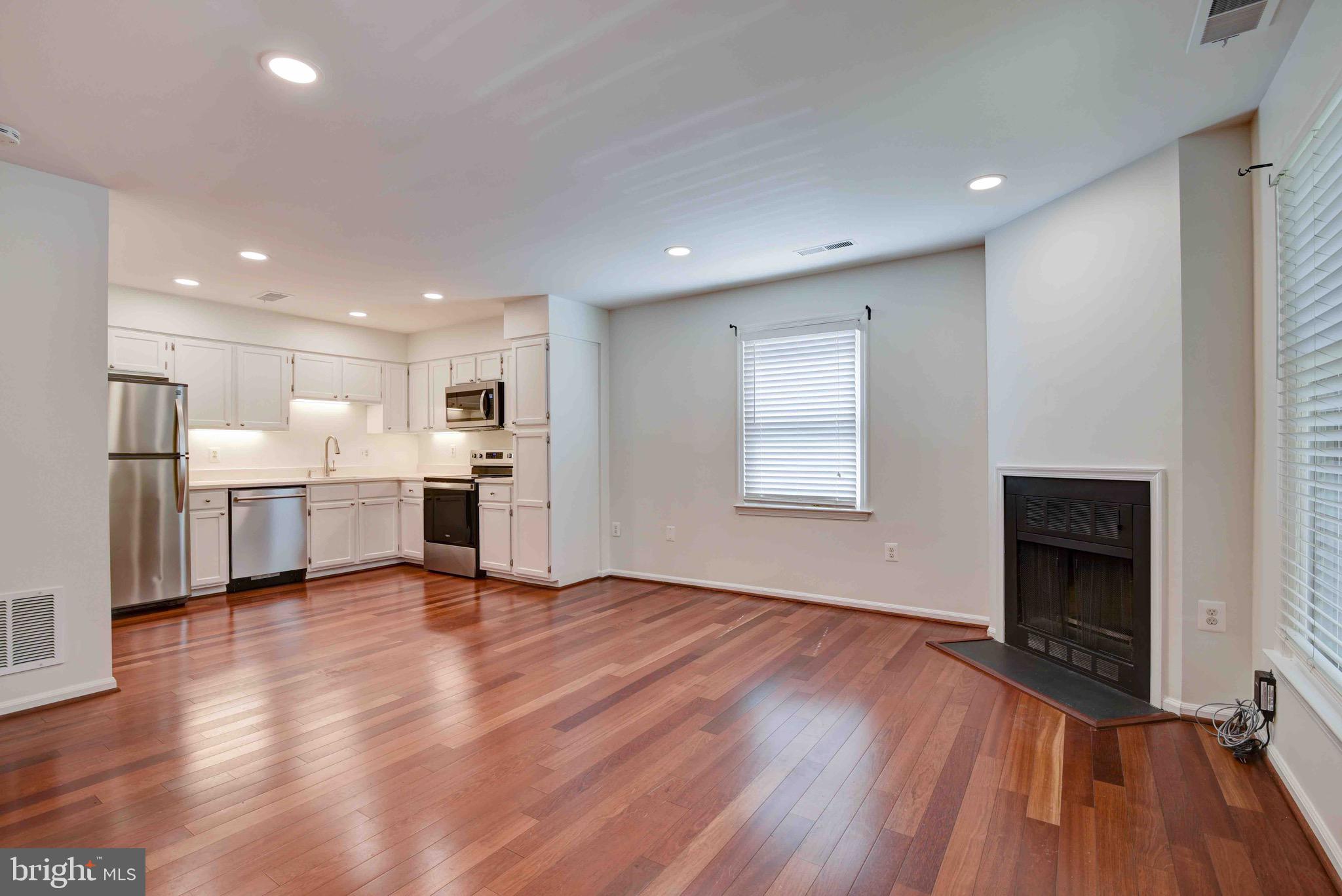 STAFFORD SQUARE - Residential Lease