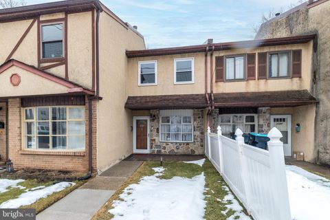 Townhouse For Sale - 2282 Suzann Drive<br/> WARRINGTON, PA 18976