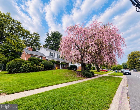 Photo of 900 Lamberton Drive, SILVER SPRING, MD 20902 (MLS # MDMC2254828)