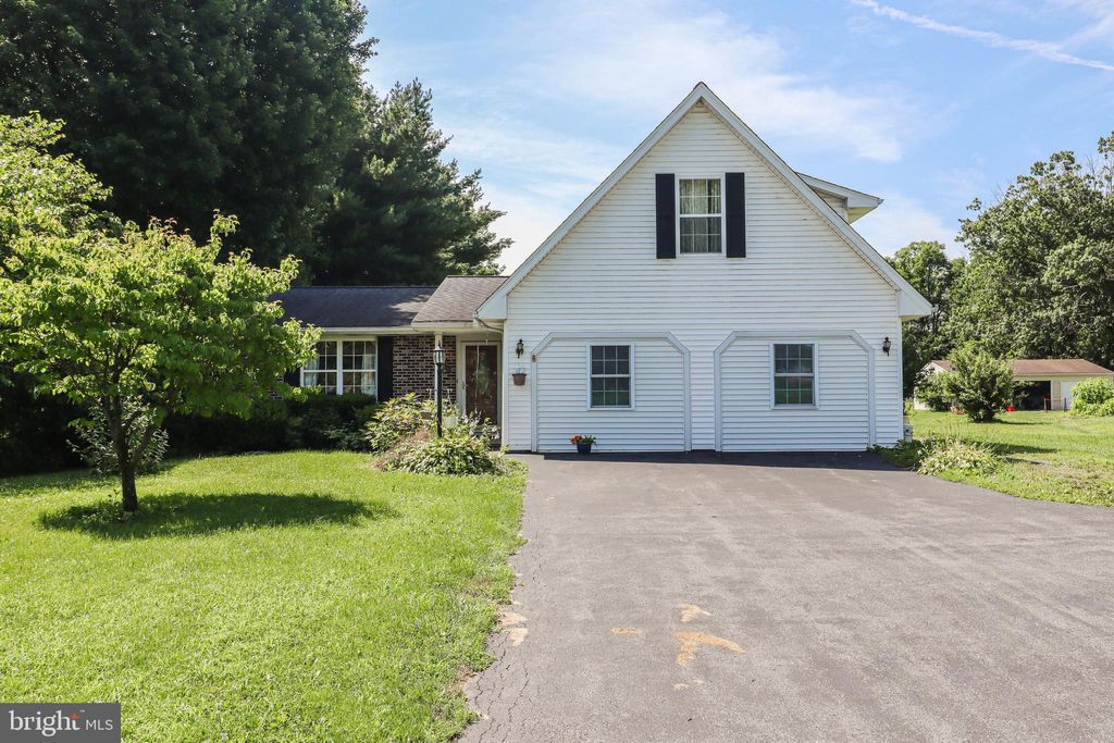 Photo of 322 Valley Road, ETTERS, PA 17319 (MLS # PAYK2085490)