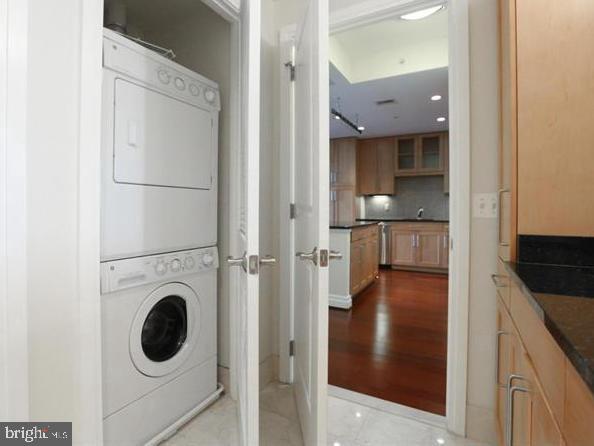 ONE PARK CREST - Residential Lease