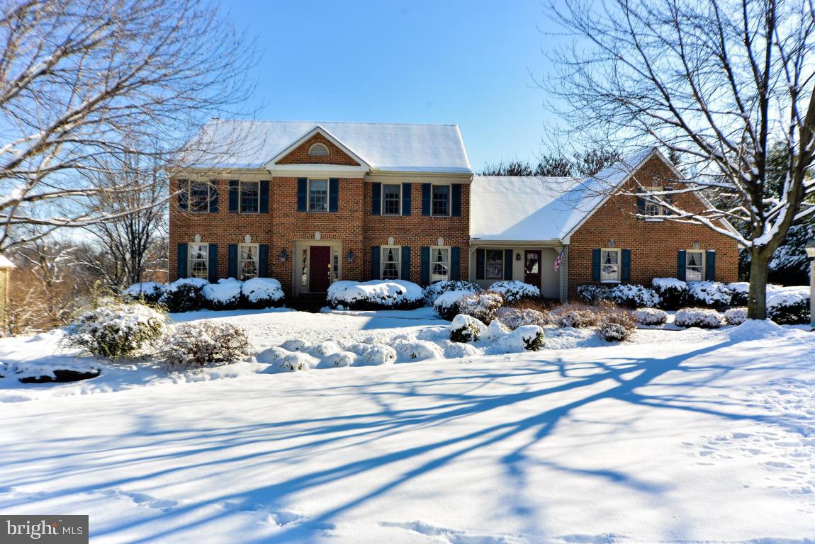 Traditional elegance & graciously proportioned rooms are the hallmarks of this inviting, executive residence. Conveniently located in the heart of Hempfield's highly desirable Chapel Forge Dev combines elegant grace w/ease for living and entertaining. The flawless custom built floorplan & abundant sq ft reflect a thoughtfulness of design & comfort.