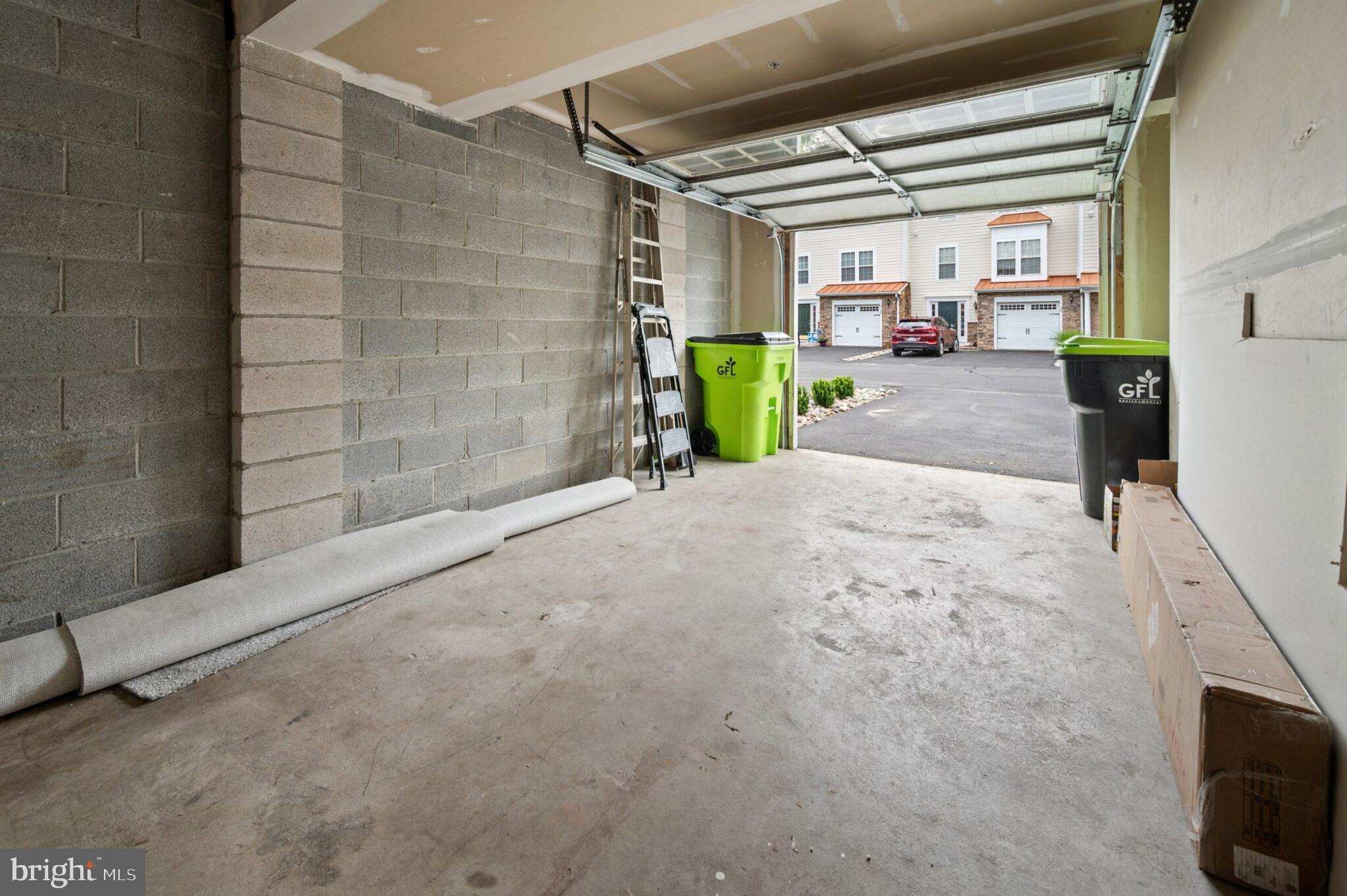 CREEKSIDE - Residential