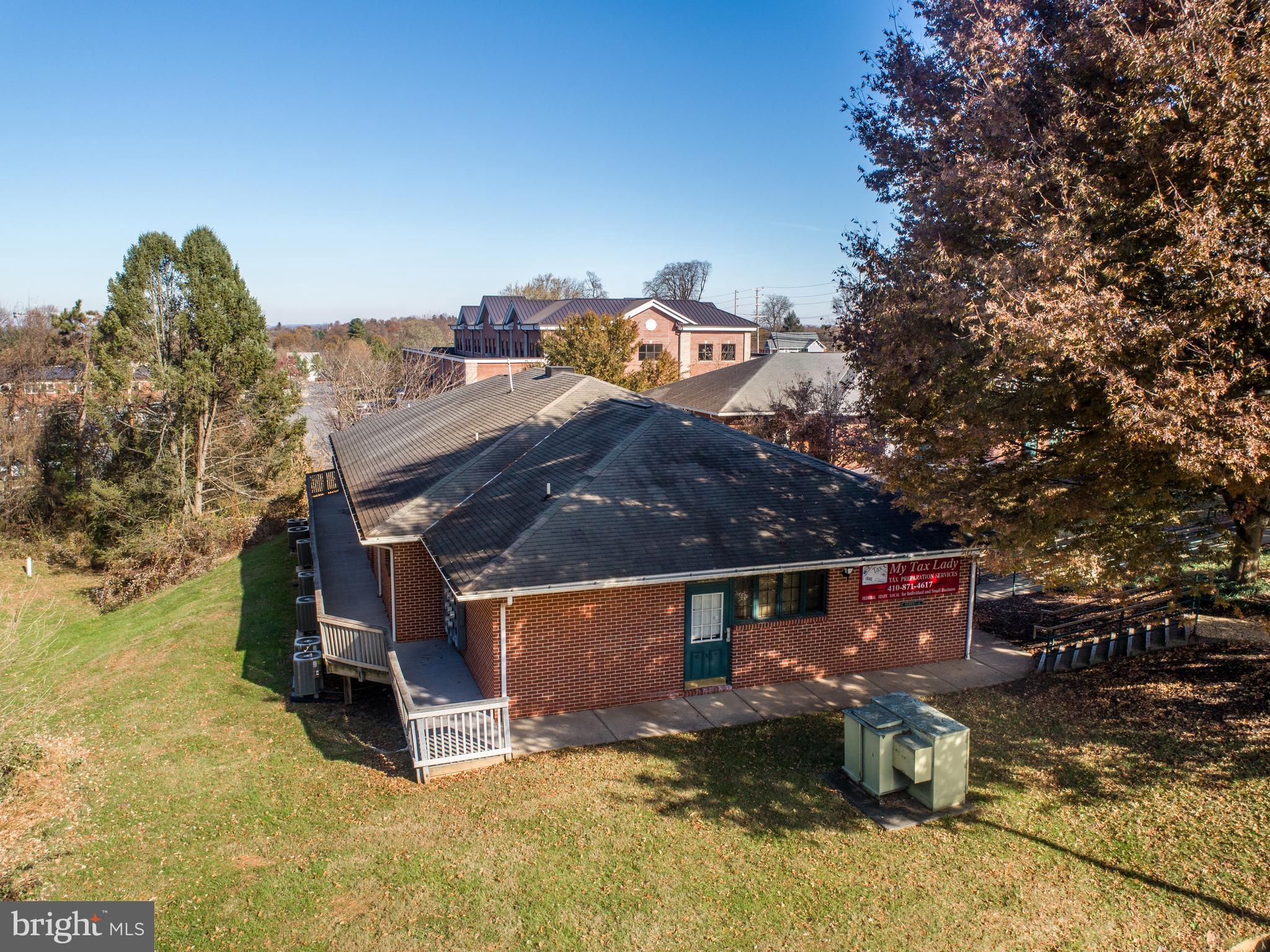 Great opportunity to own this 7 unit commercial complex situated on .827 acres in Hunter Professional Center. All units are currently rented and can be made into 7 separate units, 1 big unit or anything in between. Private yet close to the hospital. So many options to be found in this amazing 3,487 square foot commercial building. What are you waiting for? Schedule a private showing today