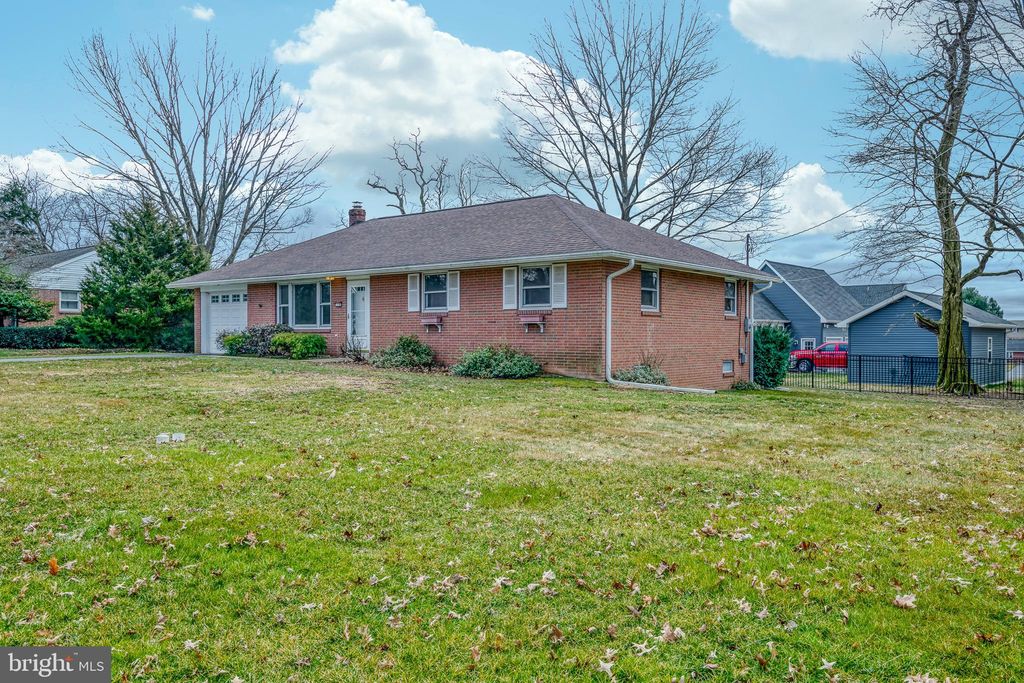 Photo of 118 MAYFIELD DR, LITITZ, PA 17543 (MLS # PALA2032014)