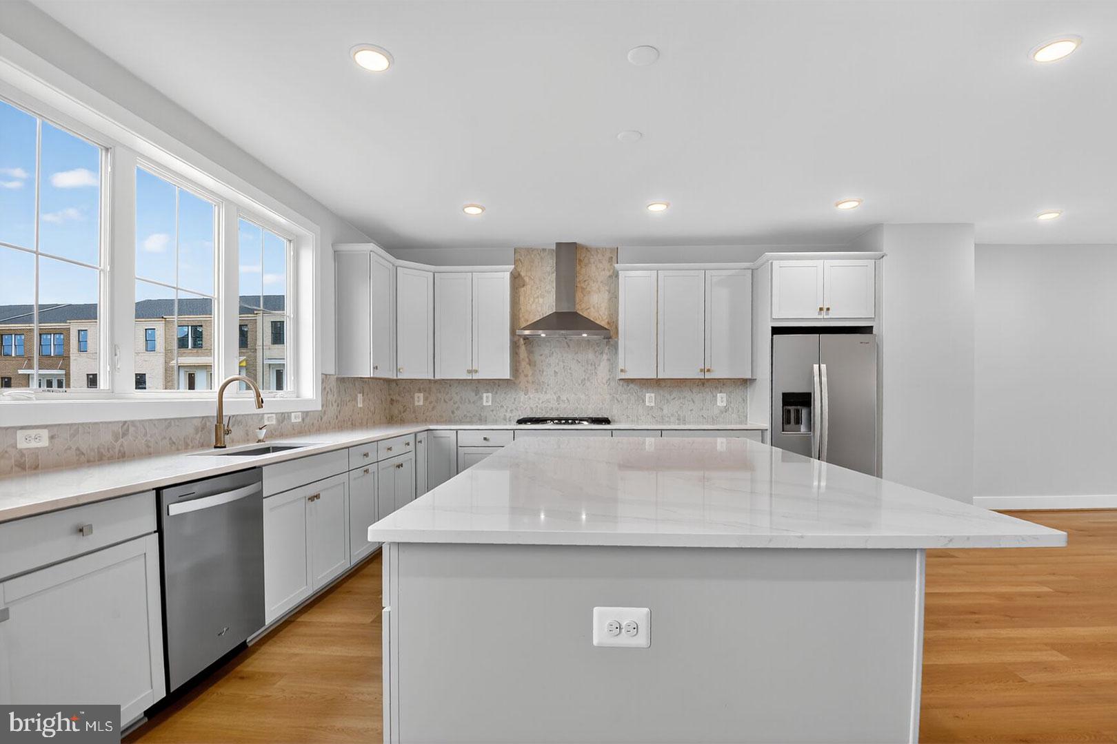 42241 SHINING STAR SQUARE