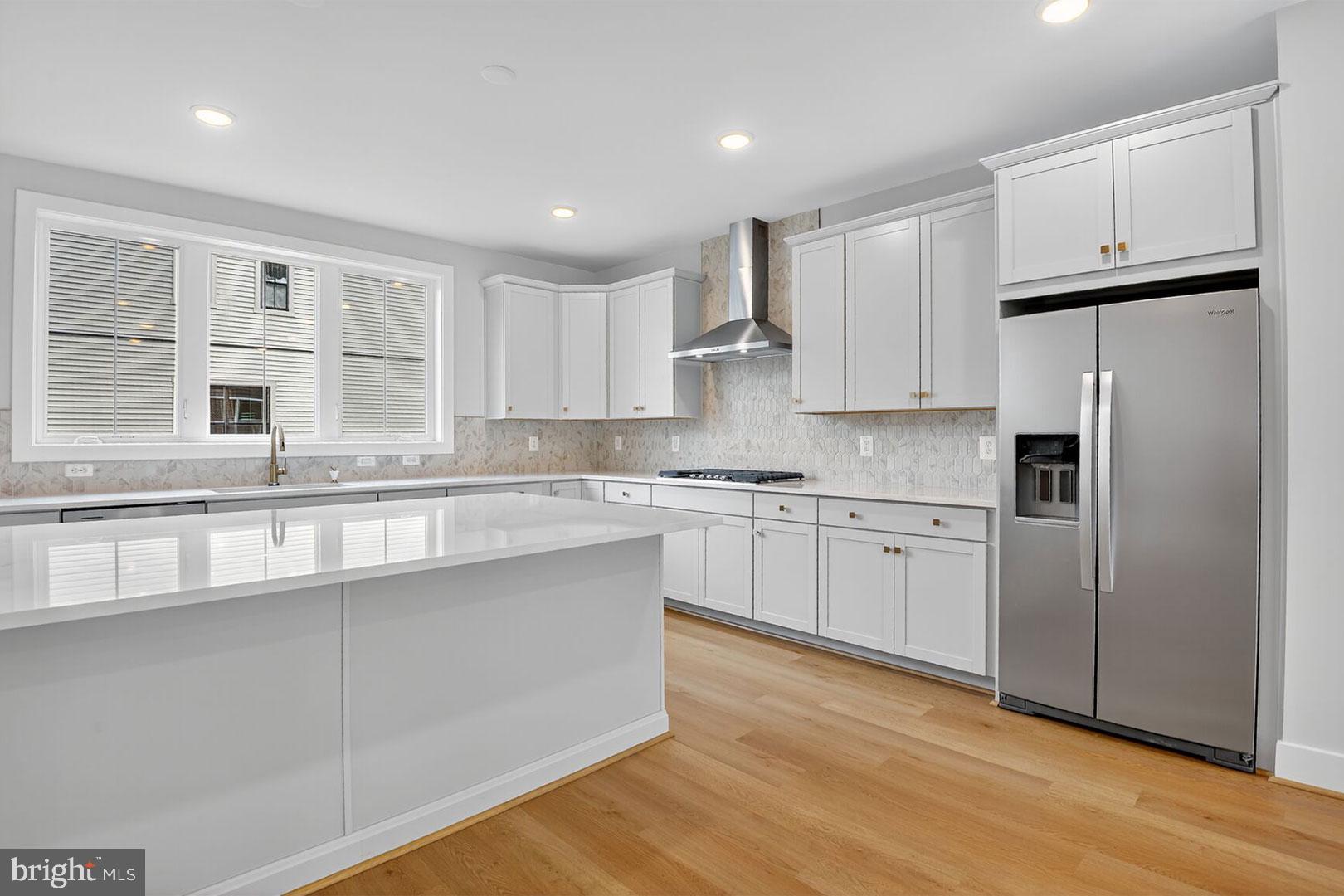 42241 SHINING STAR SQUARE