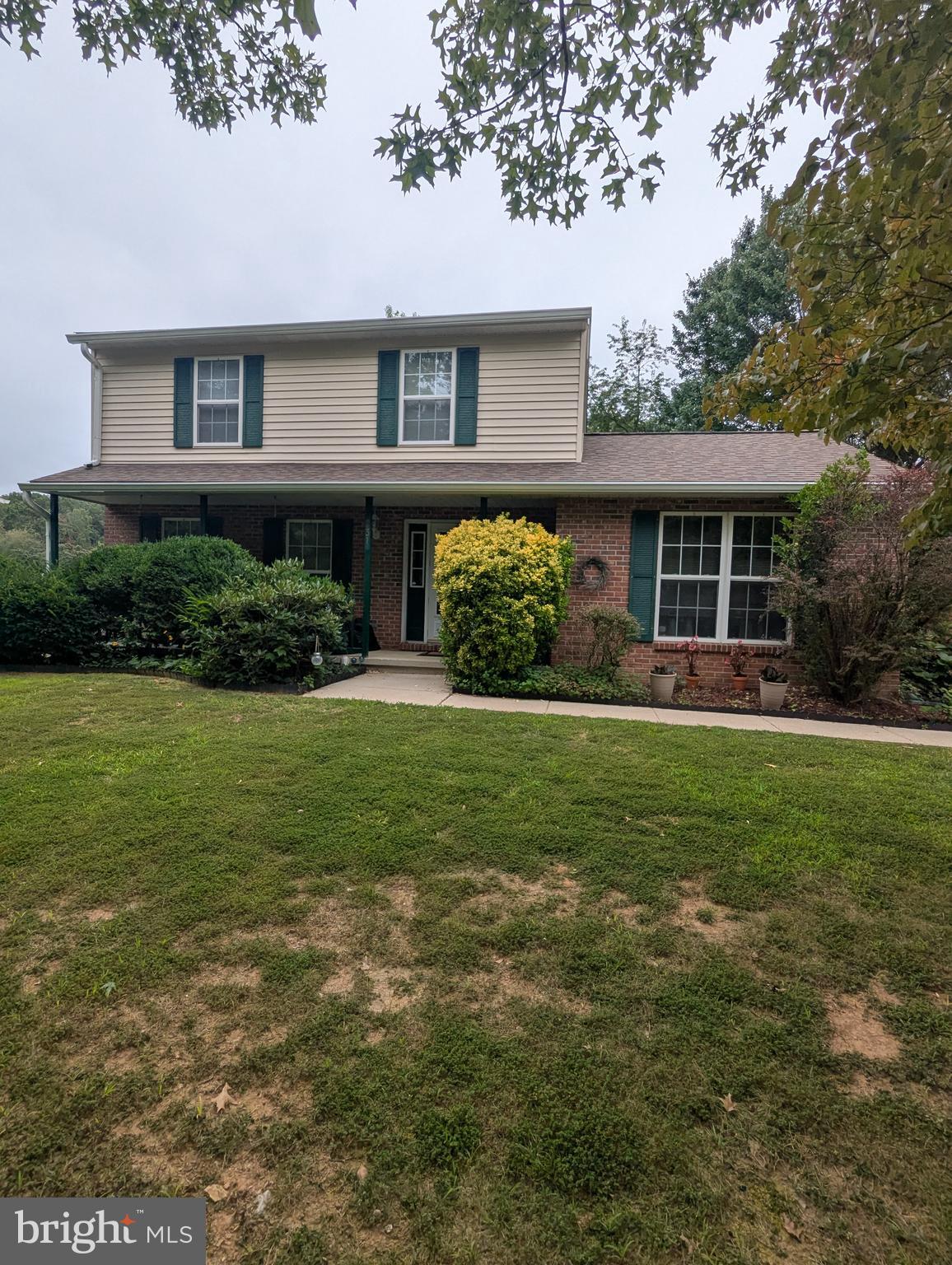 Welcome home to this well-maintained charming colonial located in the popular Roberts Field community in Hampstead. This 3-bedroom 2.5 bath gem is move in ready and located close to a cul de sac. Pride of ownership is a great way to describe this home. The home showcases a traditional floor plan with a beautiful country kitchen, dining room, family room and living room. Step outside onto your low maintenance deck and enjoy the peaceful backyard which backs up to open space. It is ideal for relaxing or entertaining guests. Upstairs you will find 3 bedrooms and 2 full bathrooms. In the lower level, is a den or the possibility of a 4th bedroom. Experience the perfect blend of style, comfort and functionality. Don't miss the opportunity to call this your home.
Lawn equipment stays with the home.
Trex Deck with propane fire pit and canopy in 2020.
Granite counter tops in kitchen in 2020.
Basement re-carpeted and painted in 2021.
New Roof in 2019.
HVAC replaced in 2014.
New water heater in 2018.
New plumbing throughout in 2020.