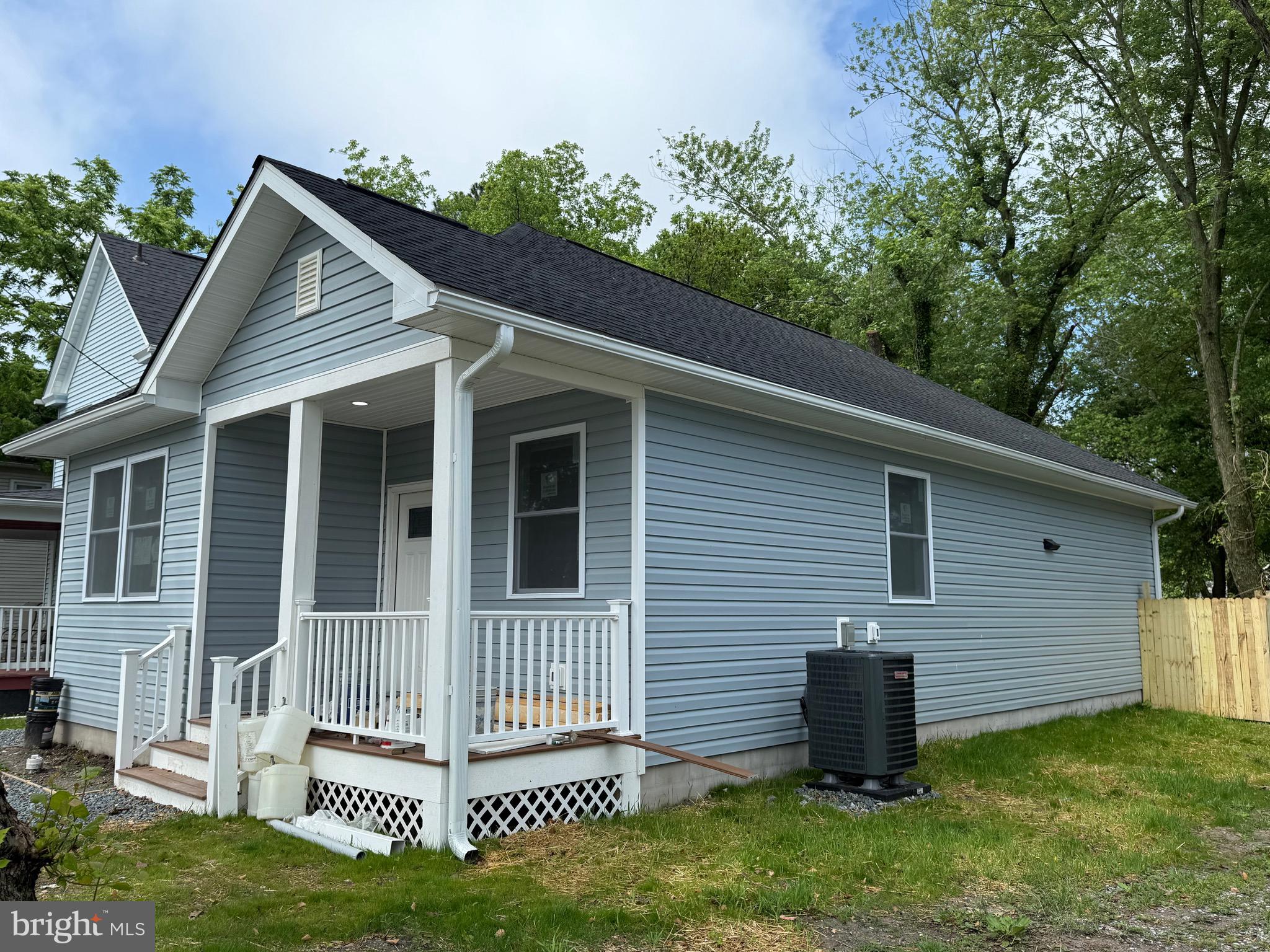 1207 RACE STREET