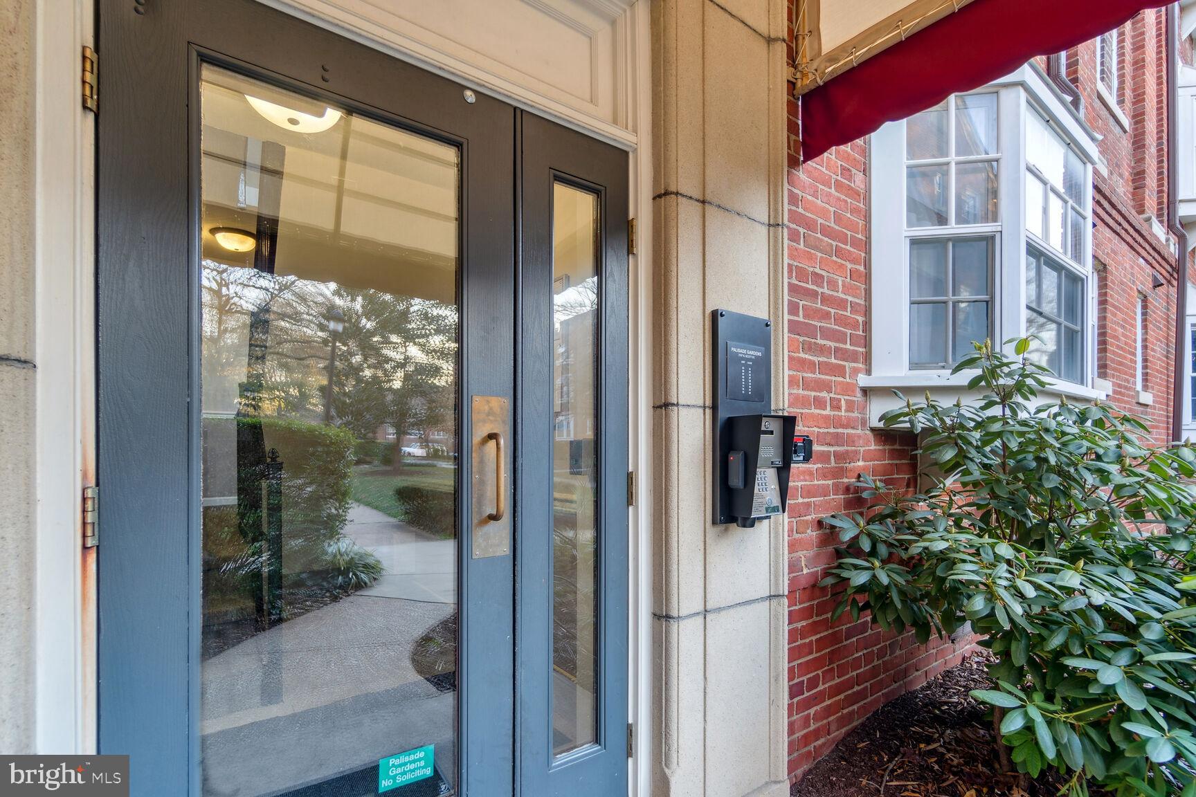 PALISADE GARDENS - Residential Lease