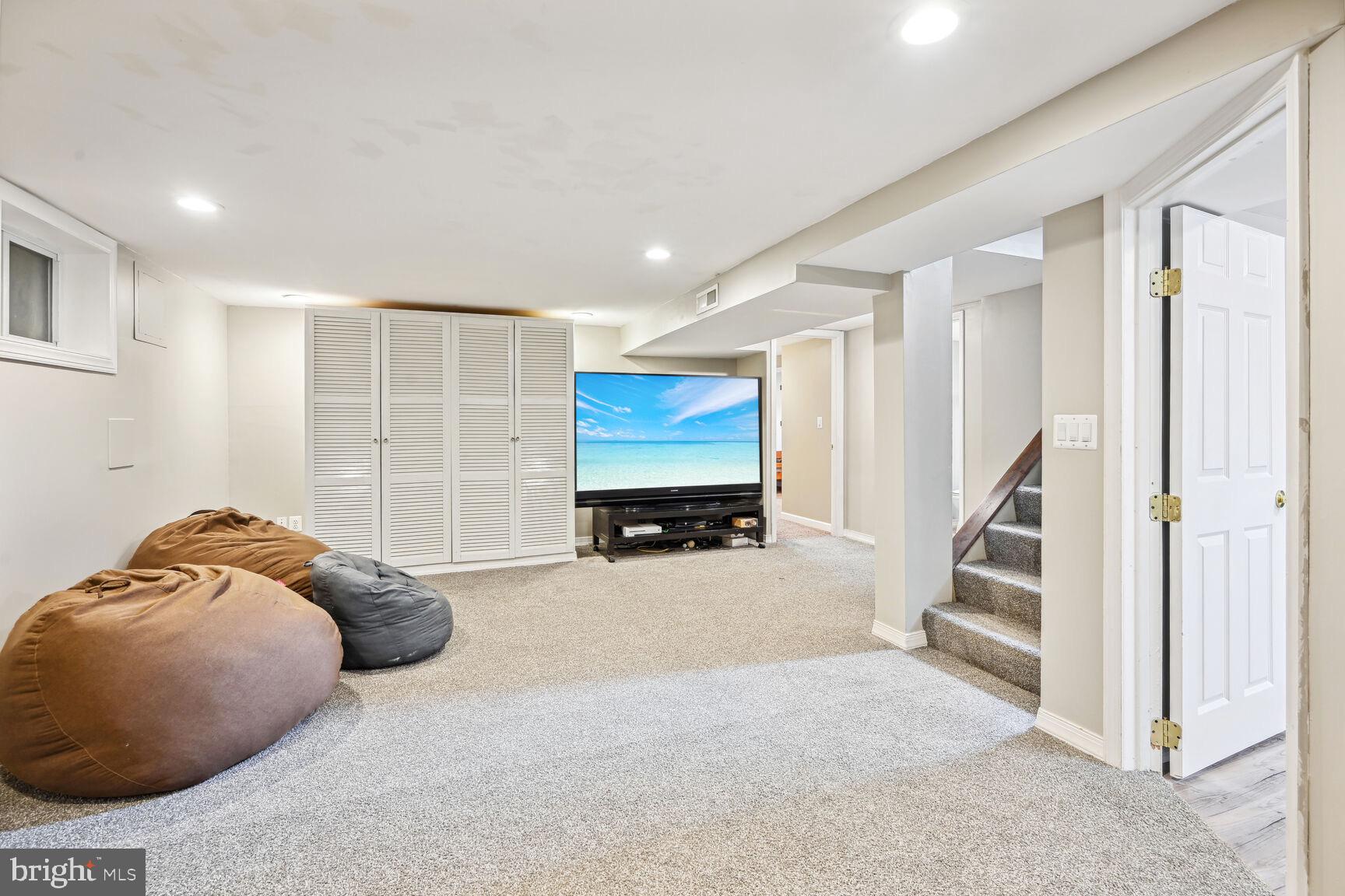 HILLSIDE MANOR - Residential