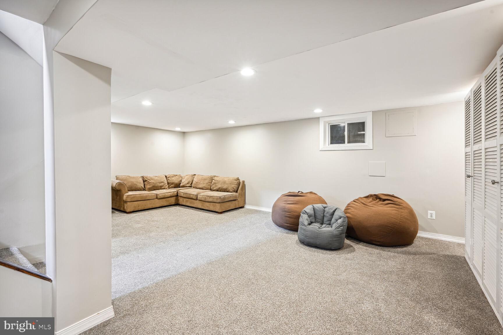 HILLSIDE MANOR - Residential