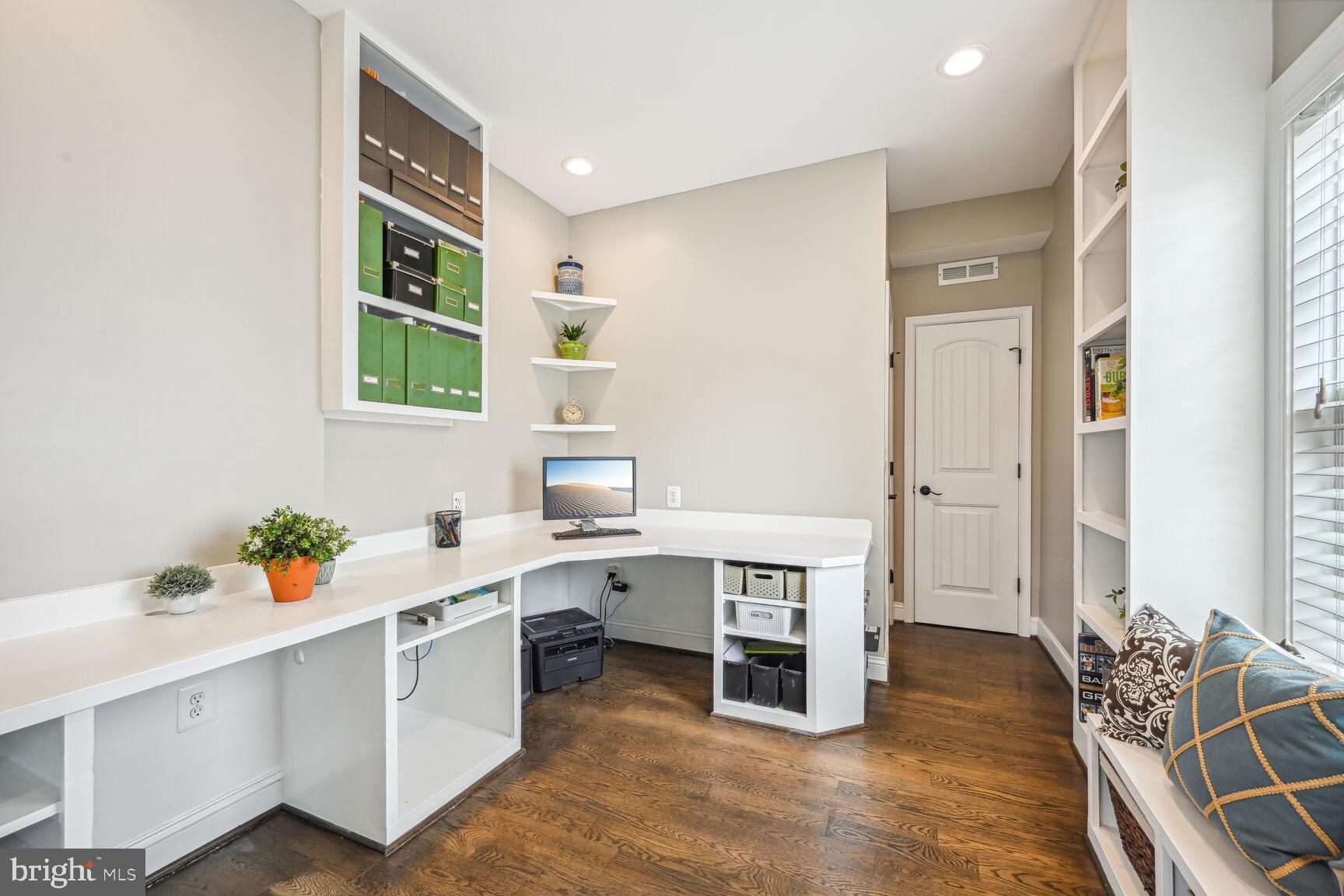 HILLSIDE MANOR - Residential