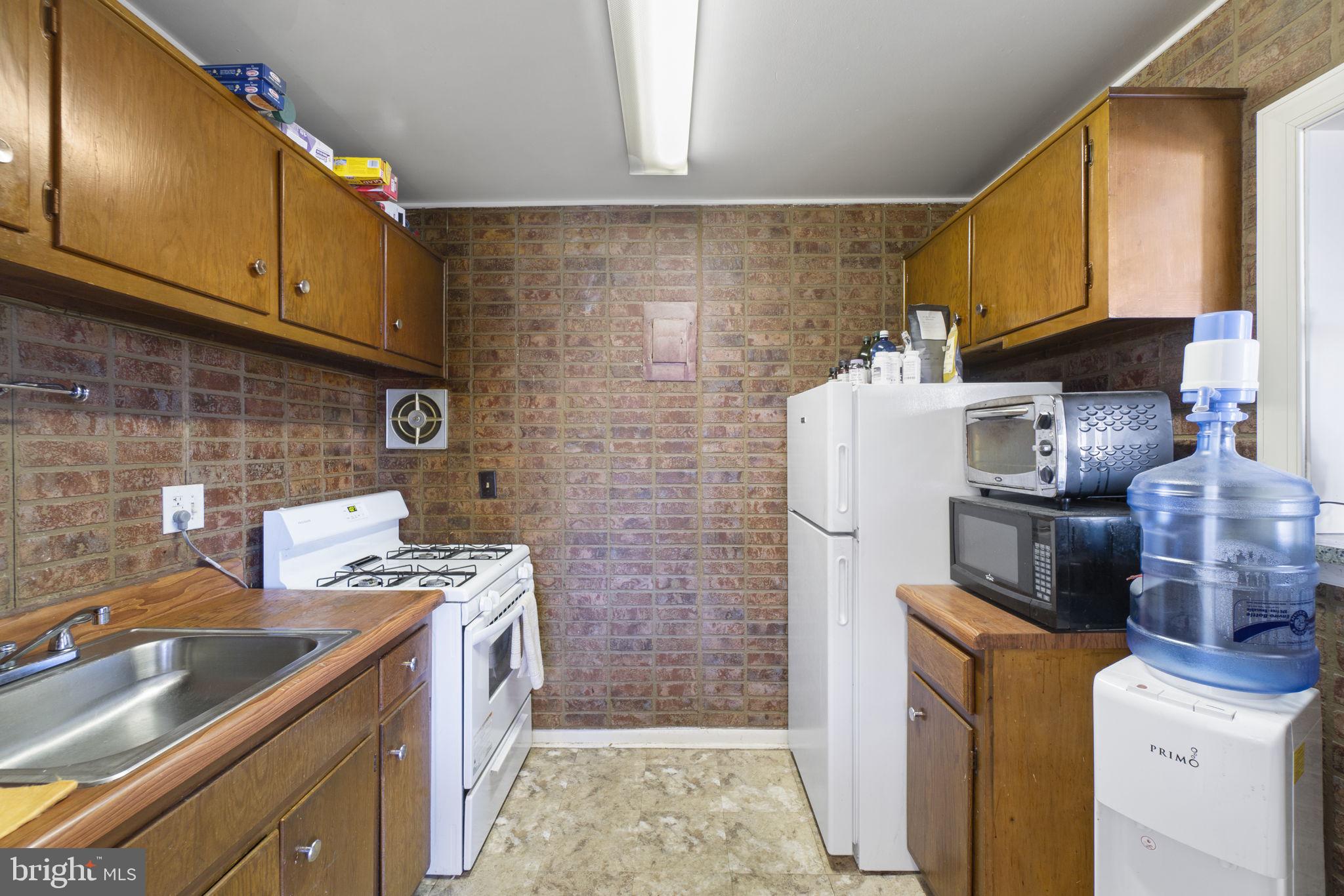 MARLOW TOWERS CONDOMINIUMS - Residential