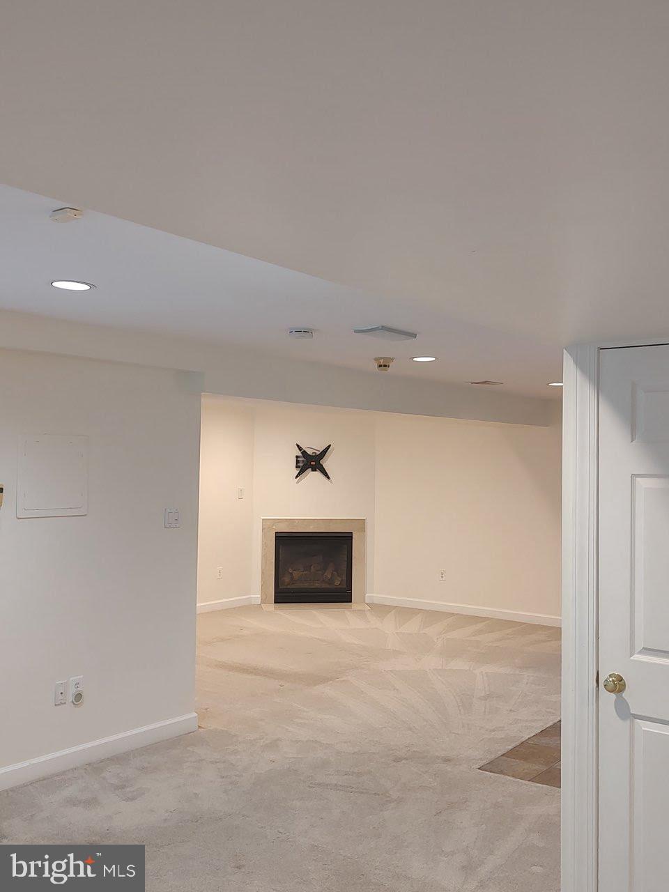 LAYTONSVILLE KNOLLS - Residential Lease