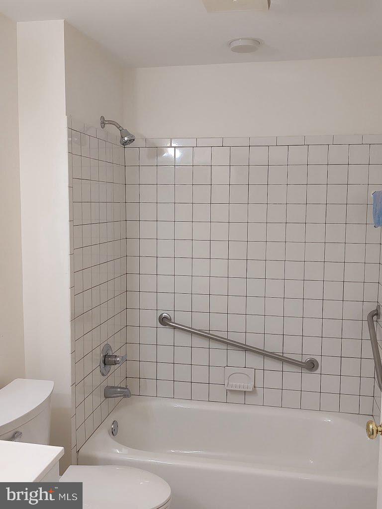 LAYTONSVILLE KNOLLS - Residential Lease