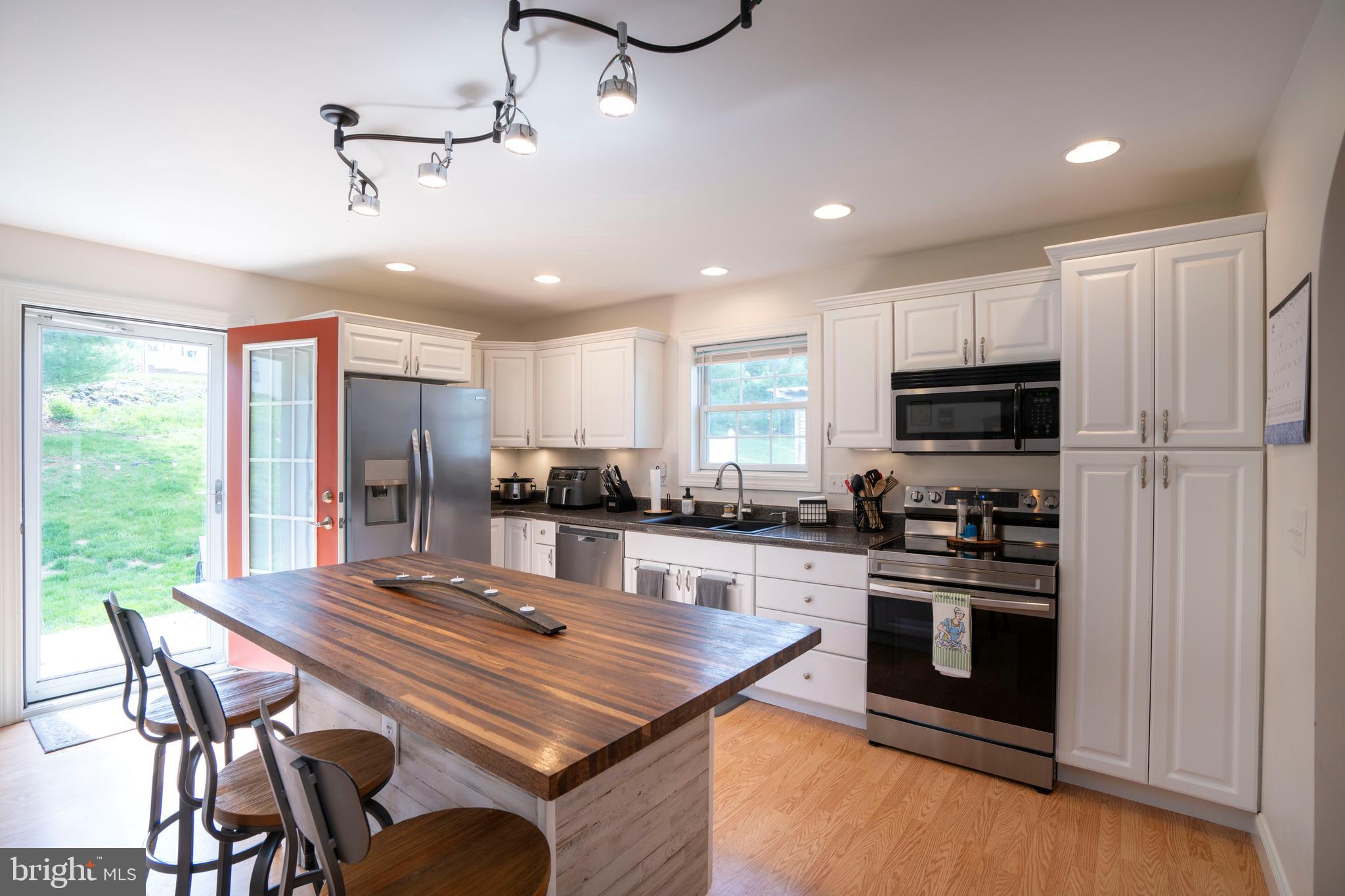 COUNTRY COVE - Residential