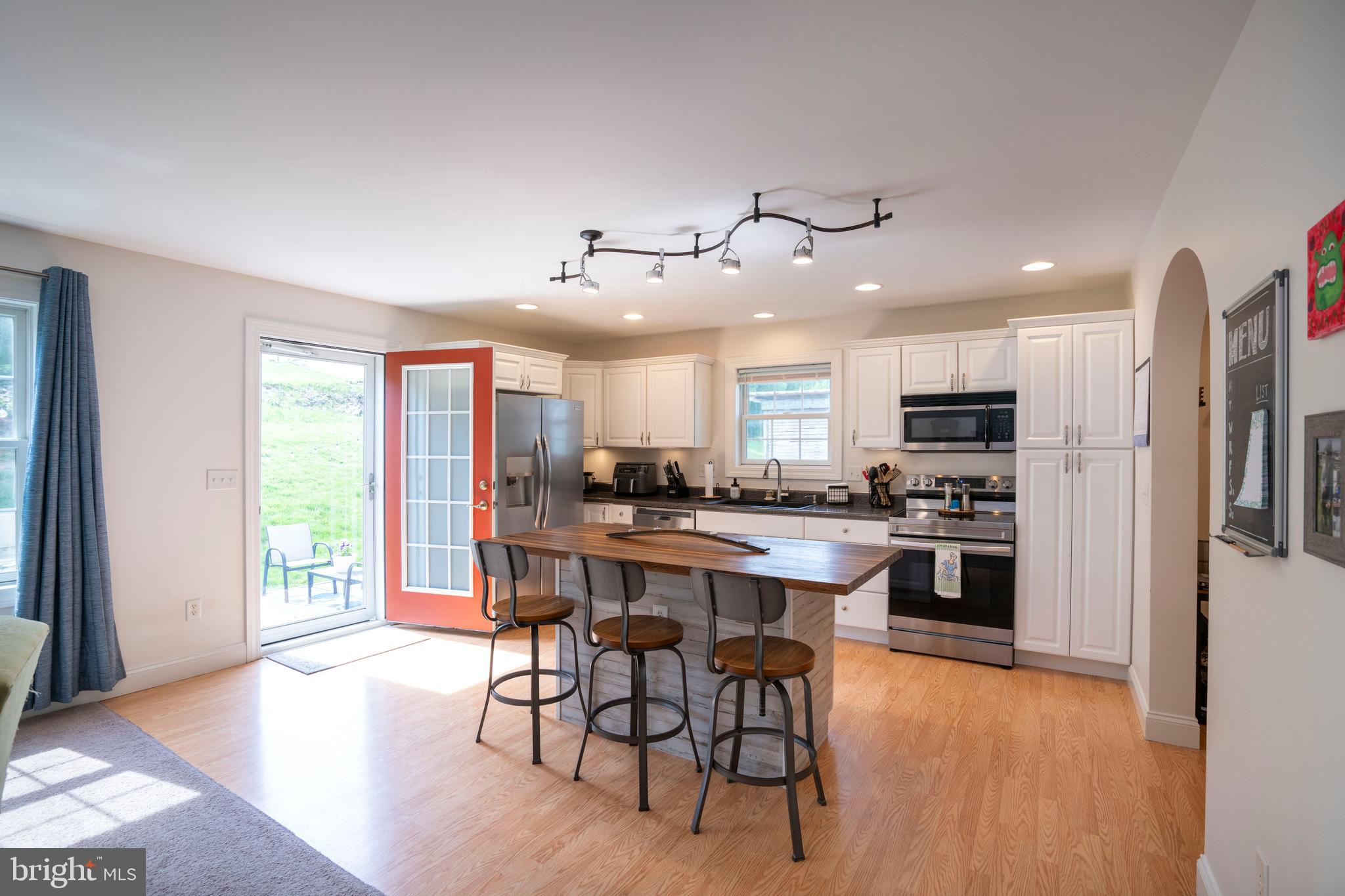 COUNTRY COVE - Residential