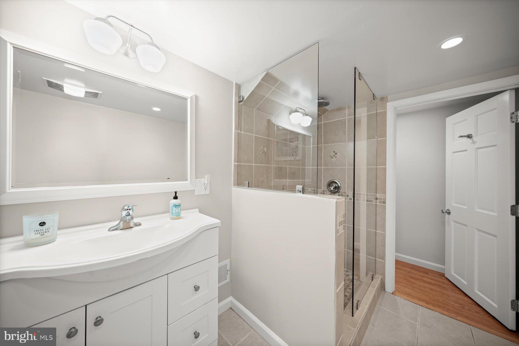 LARCHMONT - Residential