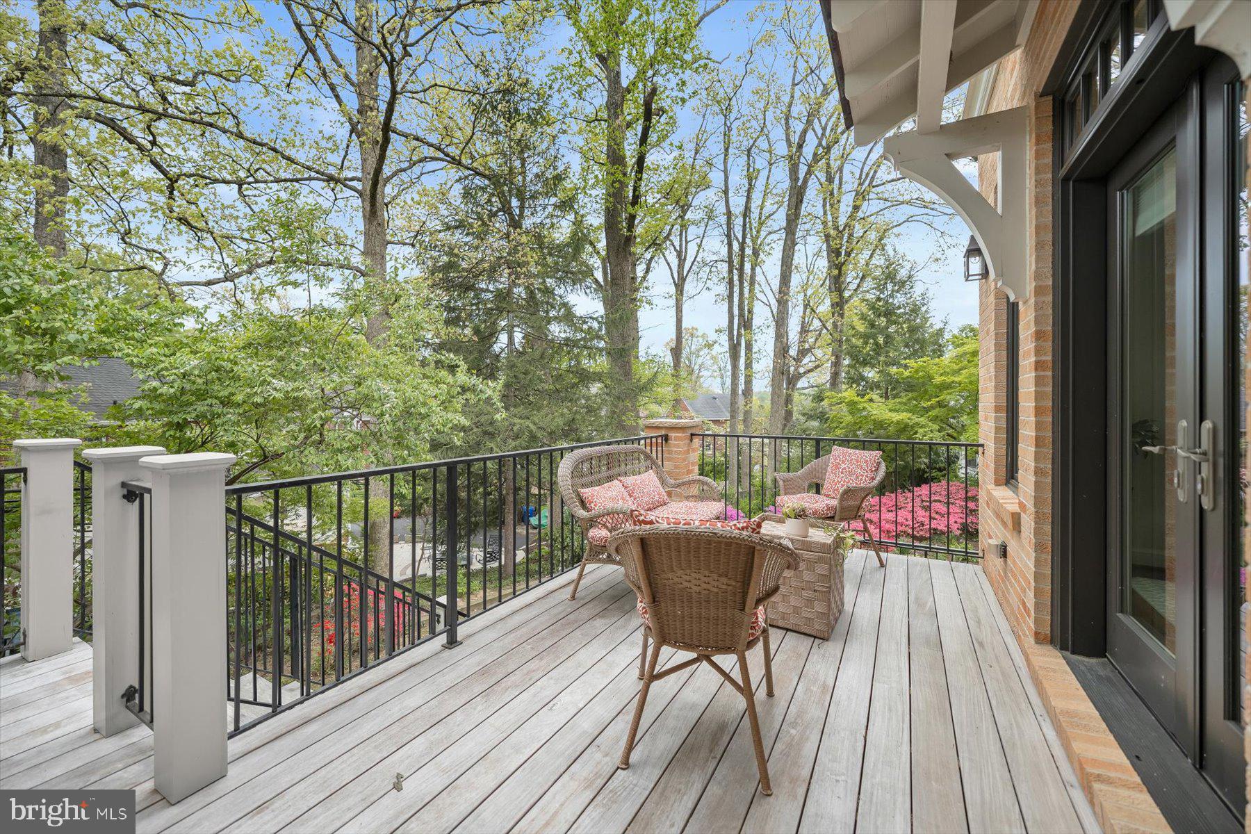 LARCHMONT - Residential