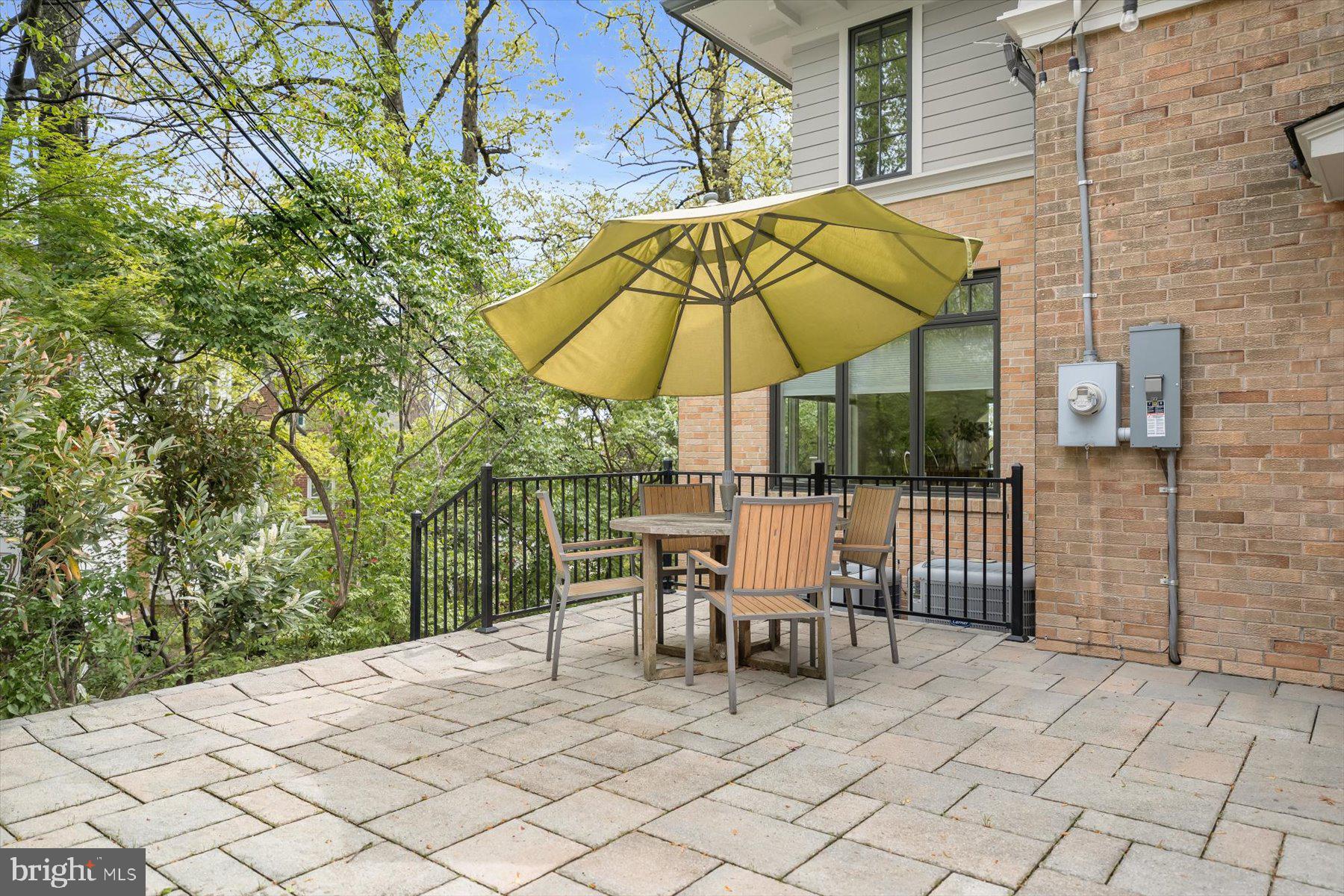 LARCHMONT - Residential