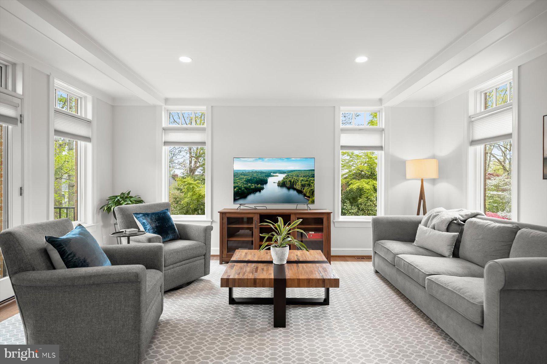 LARCHMONT - Residential