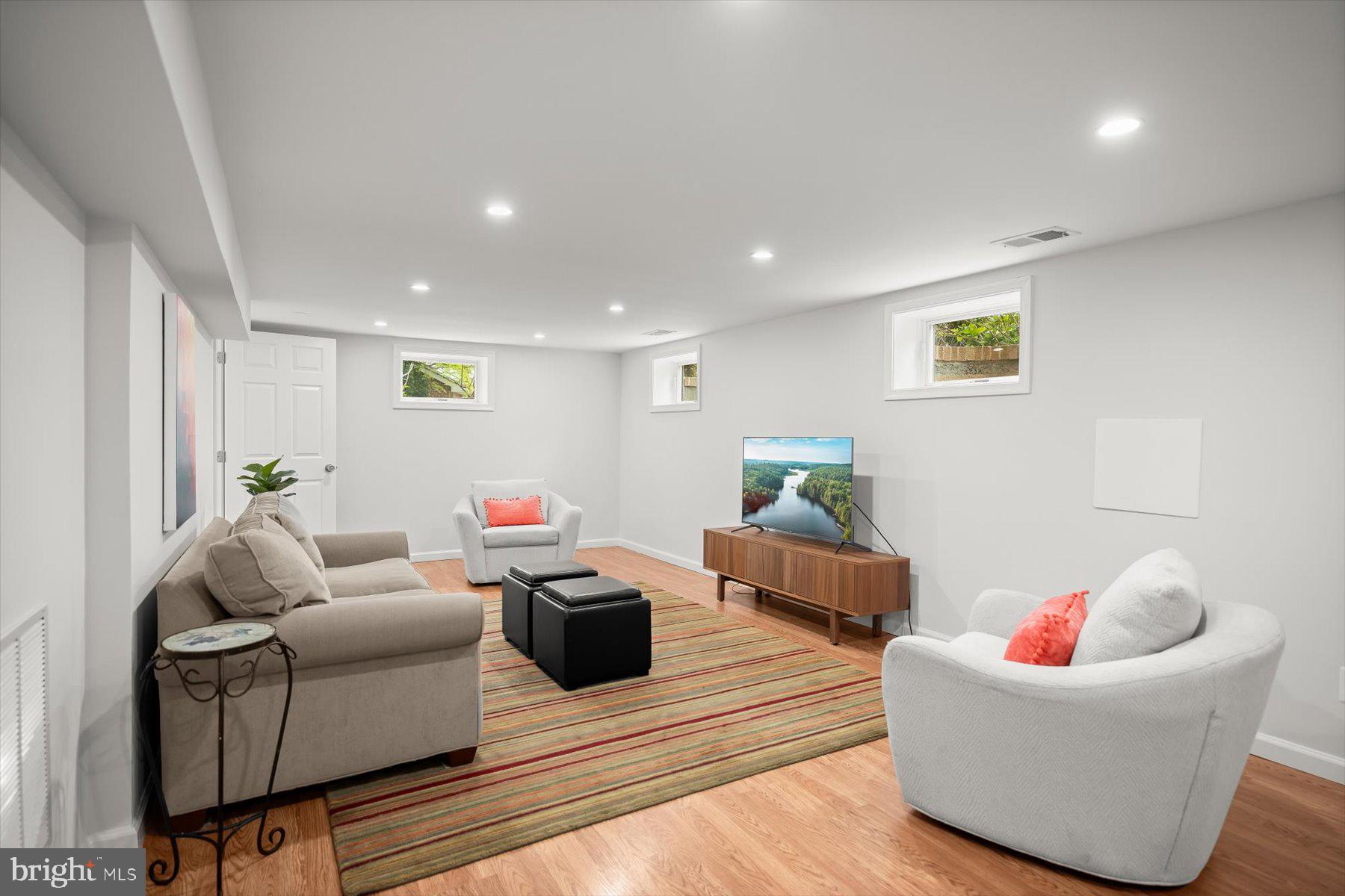 LARCHMONT - Residential