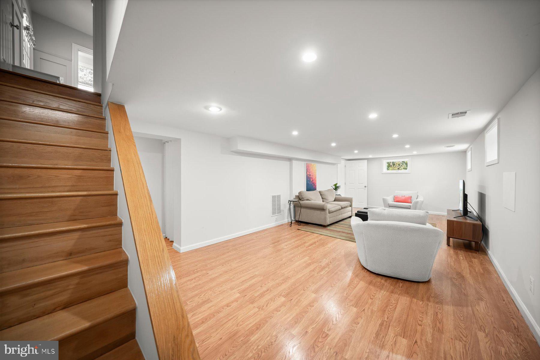 LARCHMONT - Residential