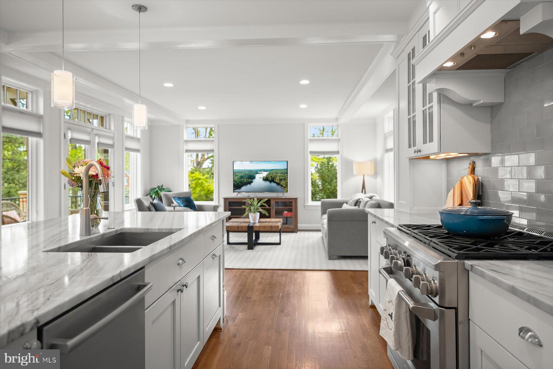 LARCHMONT - Residential