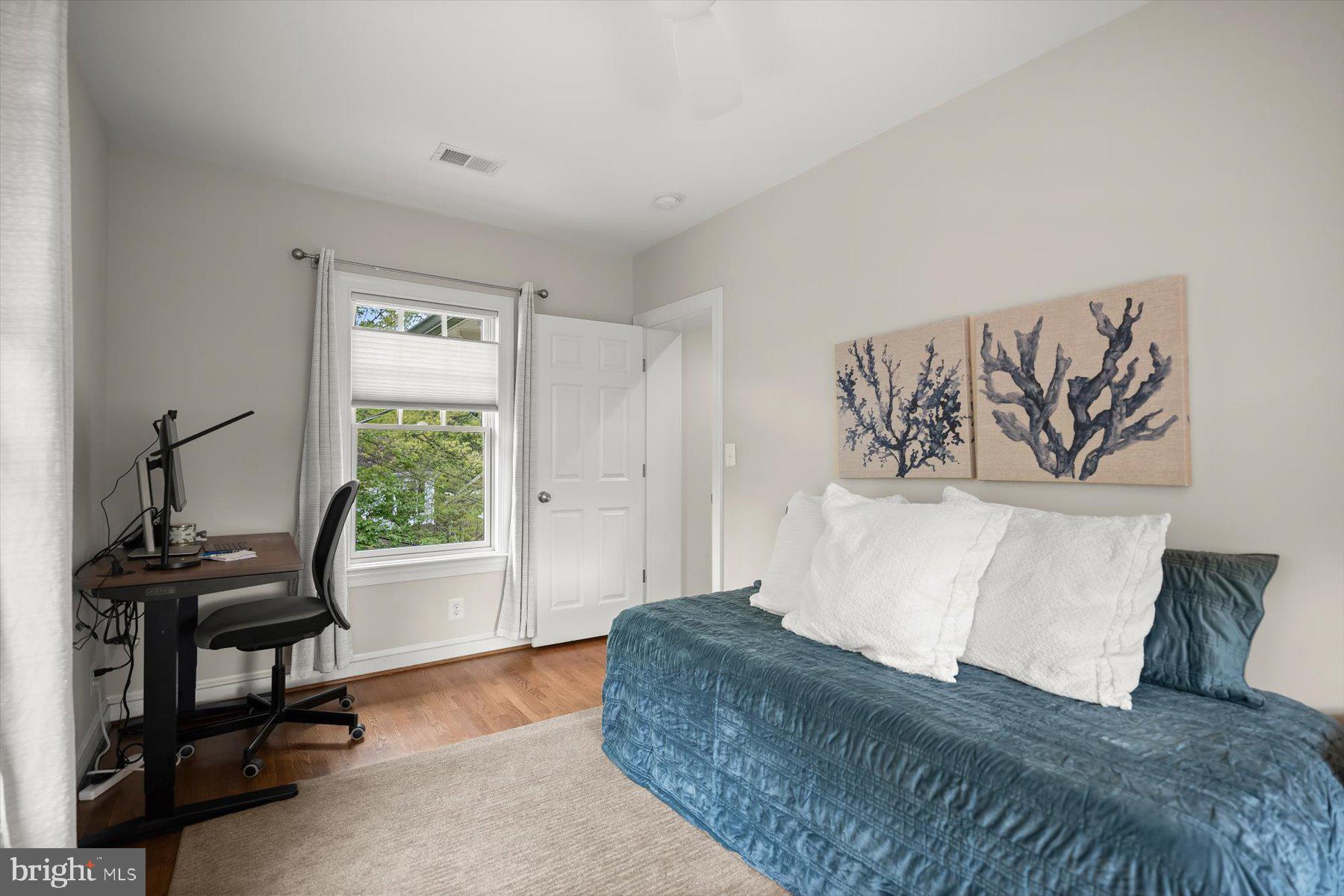 LARCHMONT - Residential