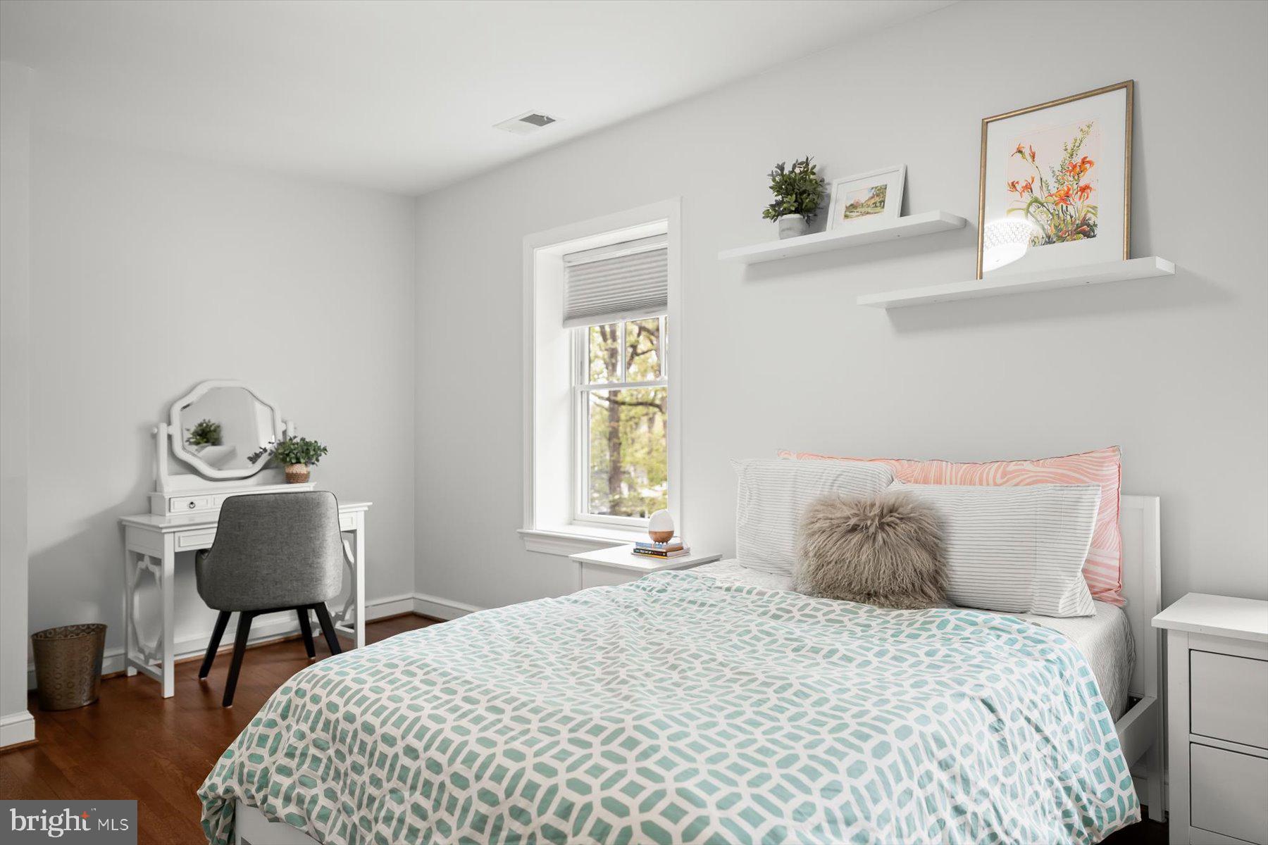 LARCHMONT - Residential