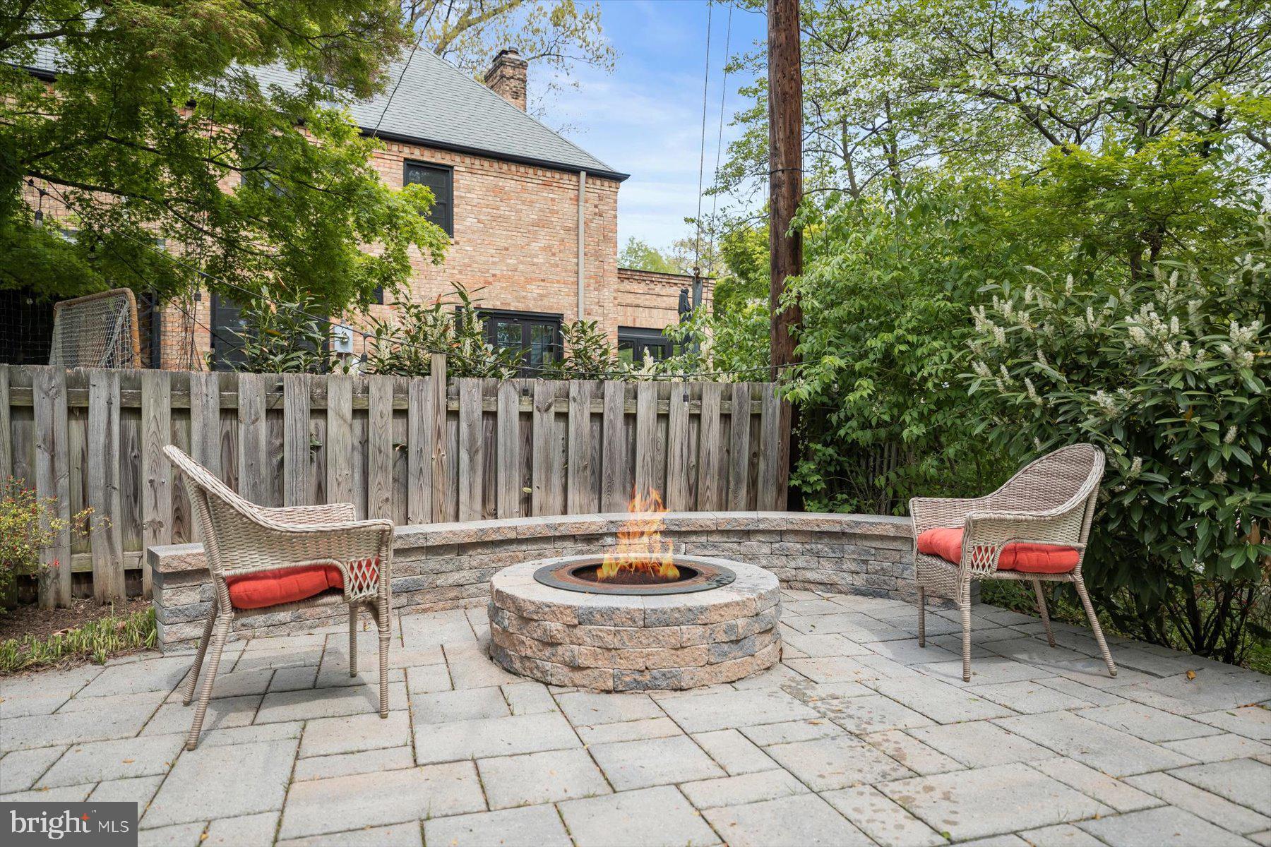 LARCHMONT - Residential