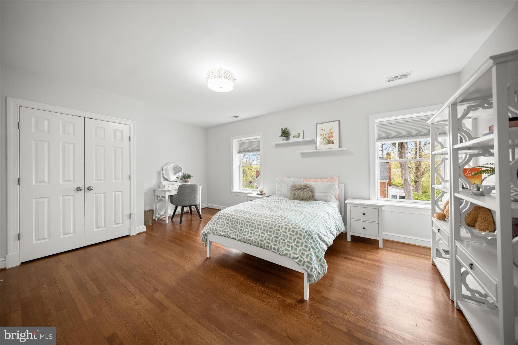 LARCHMONT - Residential