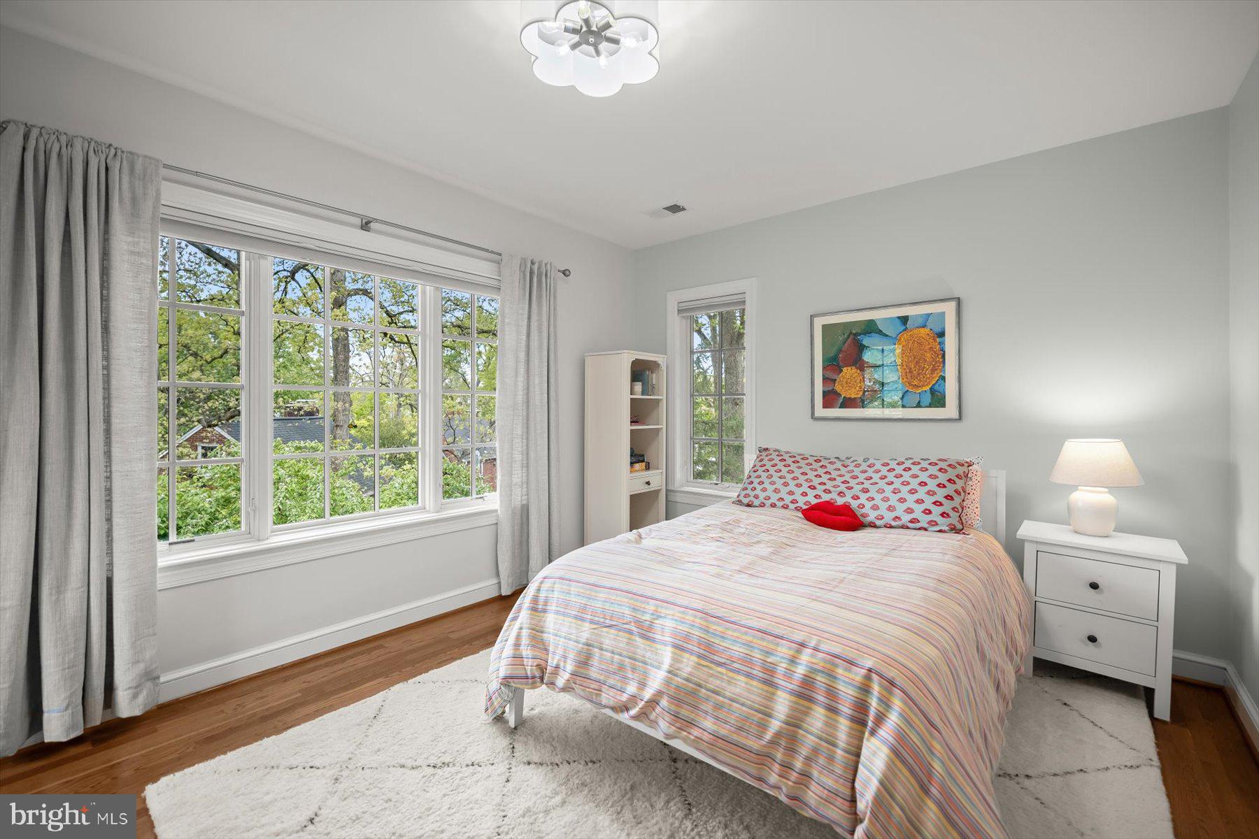 LARCHMONT - Residential