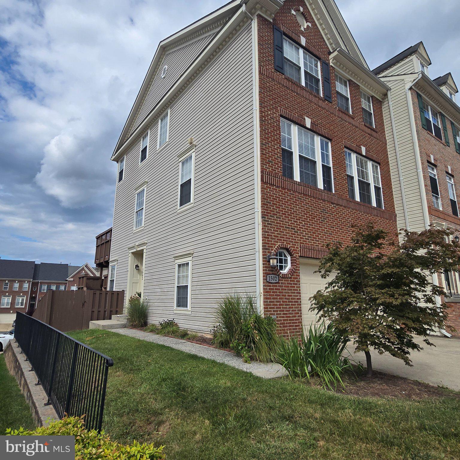 1502 TECUMSEH TERRACE NE